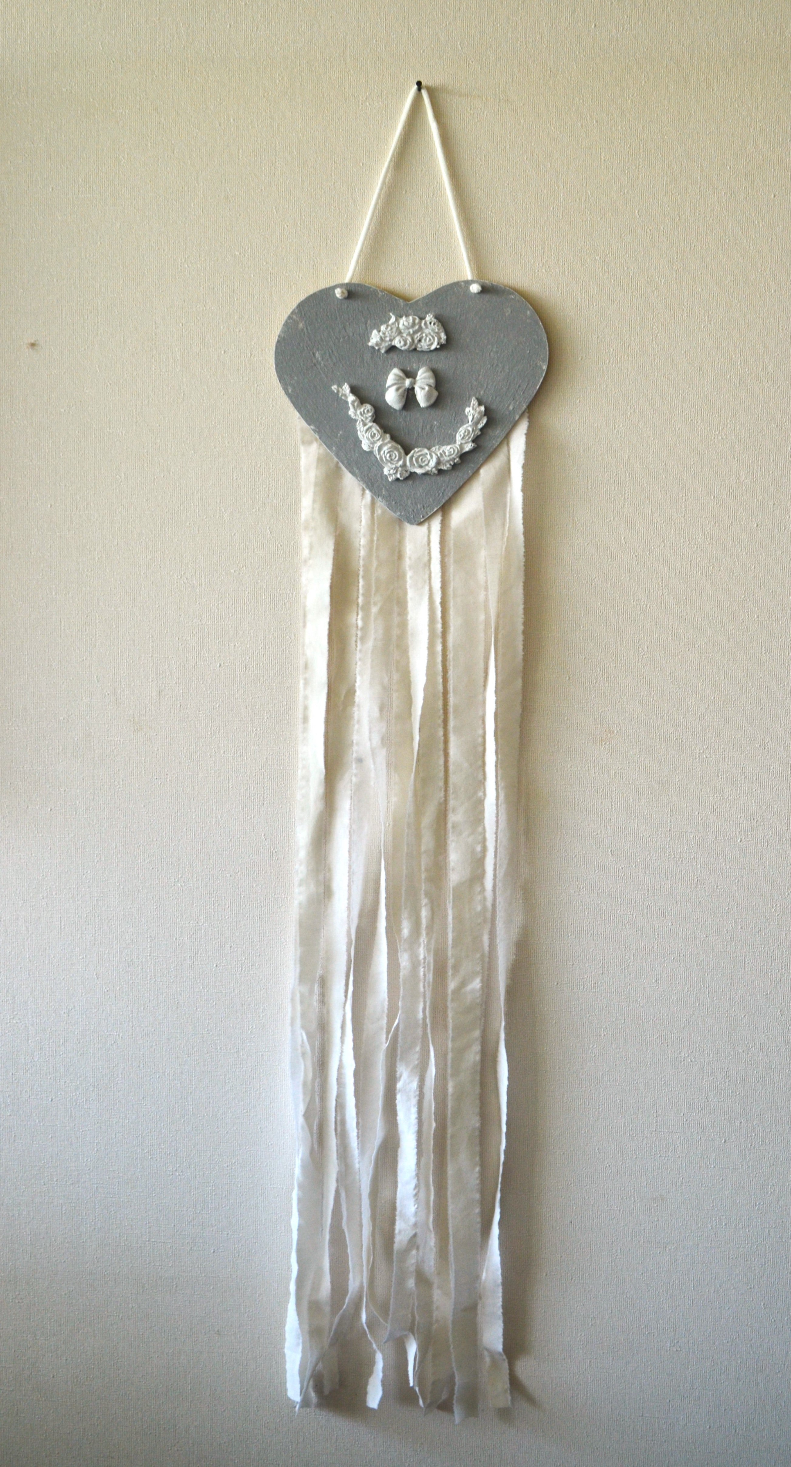 Adorno de pared infantil corazón gris estilo romántico con adornos en cerámicas pintado con fondo craquelado y tiras de algodón exclusivo Lily Garden & deco