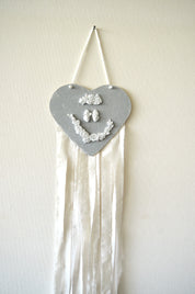 Adorno de pared infantil de corazón gris estilo romántico con adornos en cerámicas y tiras de algodón exclusivo Lily Garden & deco
