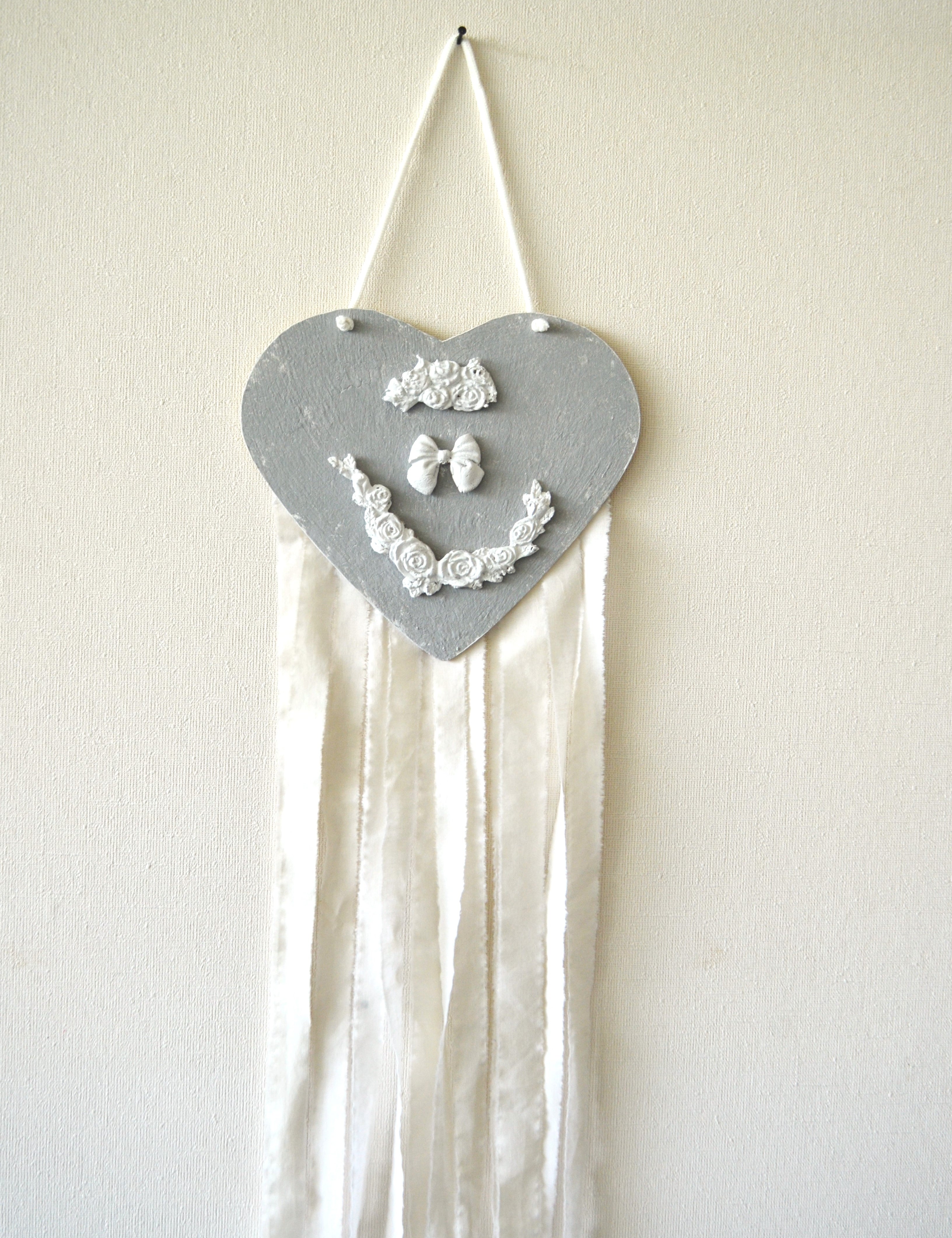 Adorno de pared infantil de corazón gris estilo romántico con adornos en cerámicas y tiras de algodón exclusivo Lily Garden & deco