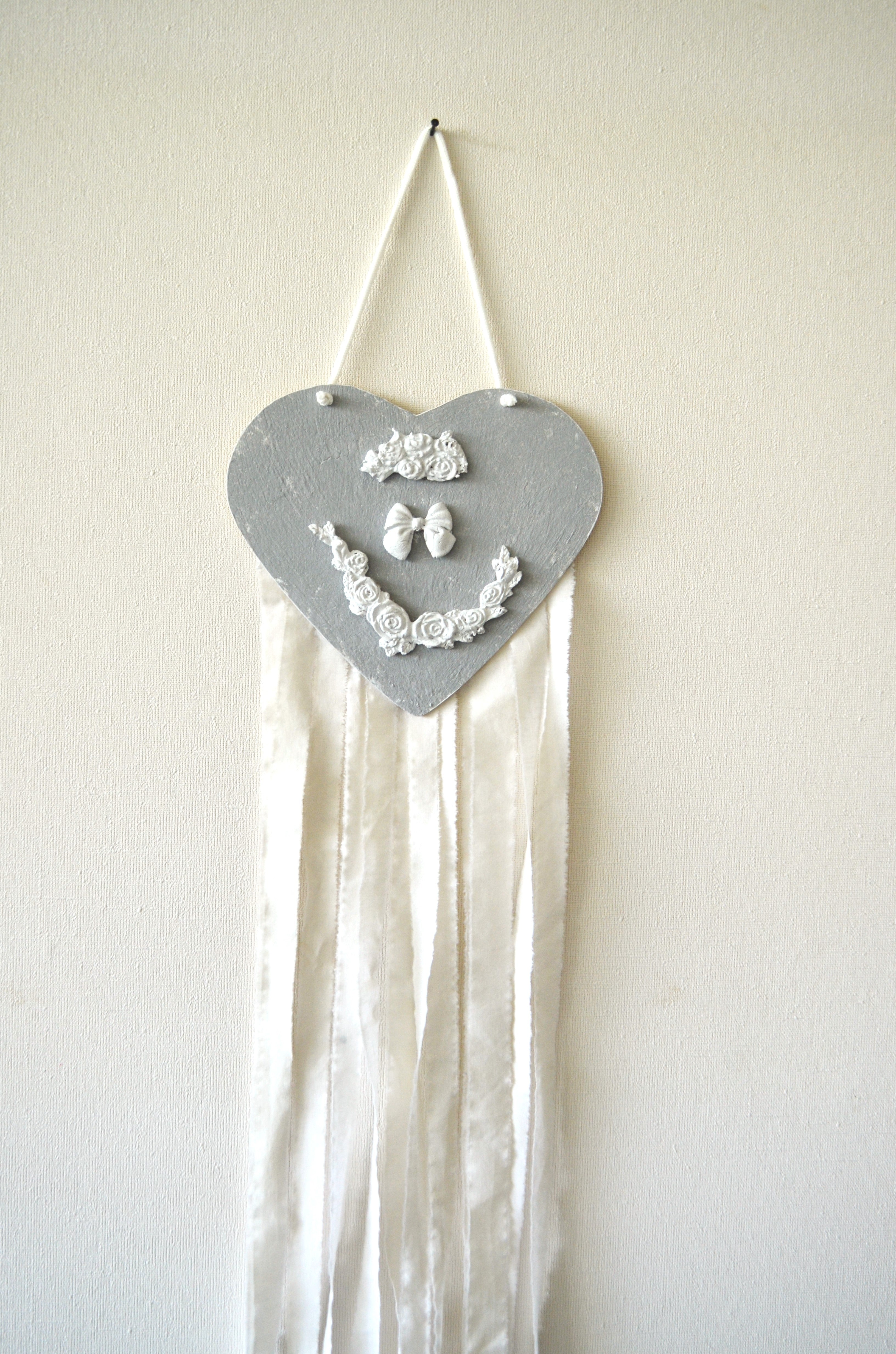 Adorno de pared infantil de corazón gris estilo romántico con adornos en cerámicas y tiras de algodón exclusivo Lily Garden & deco