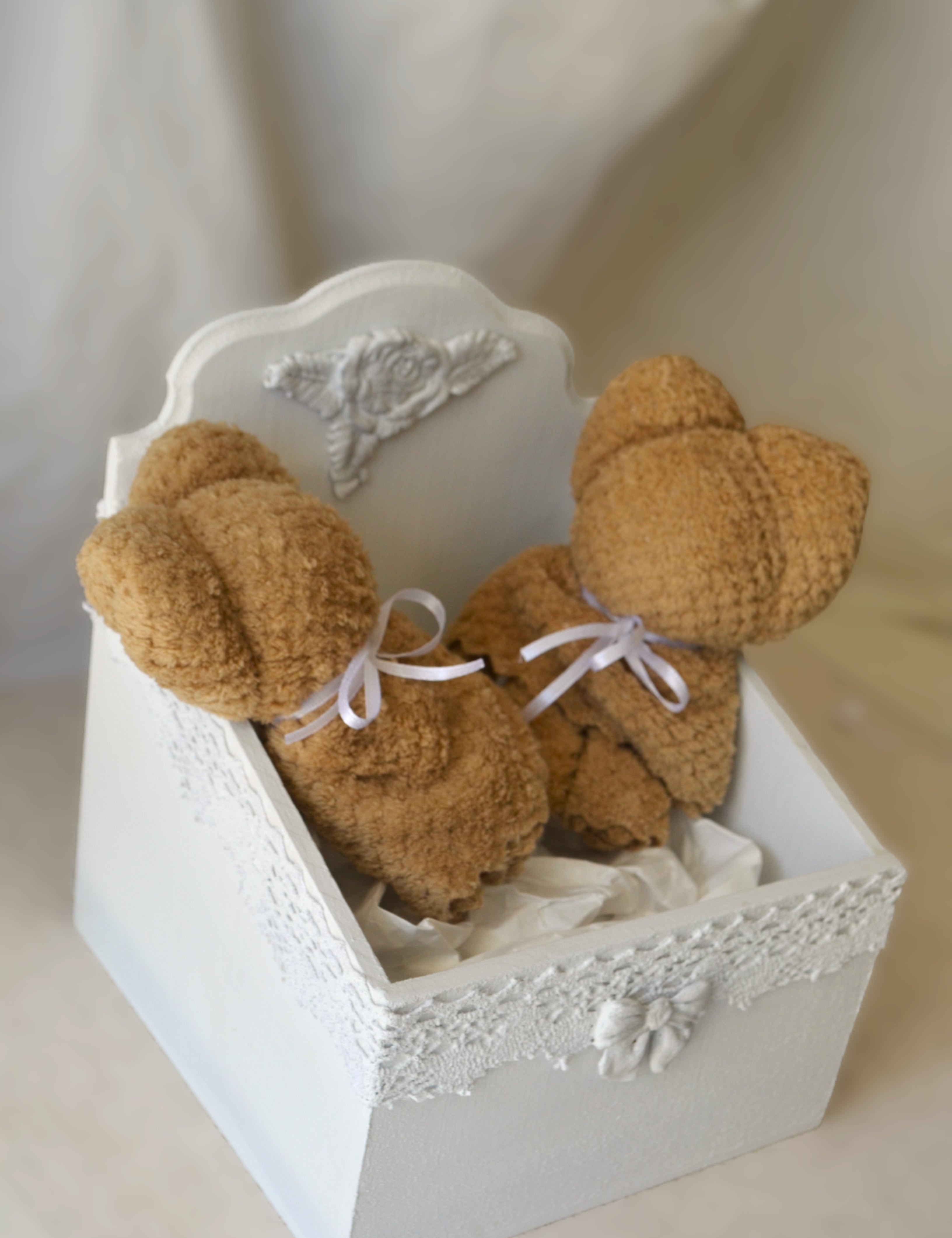 Canasto decorativo blanco con encaje Lily Garden & deco organizador de productos de tu guagua.
