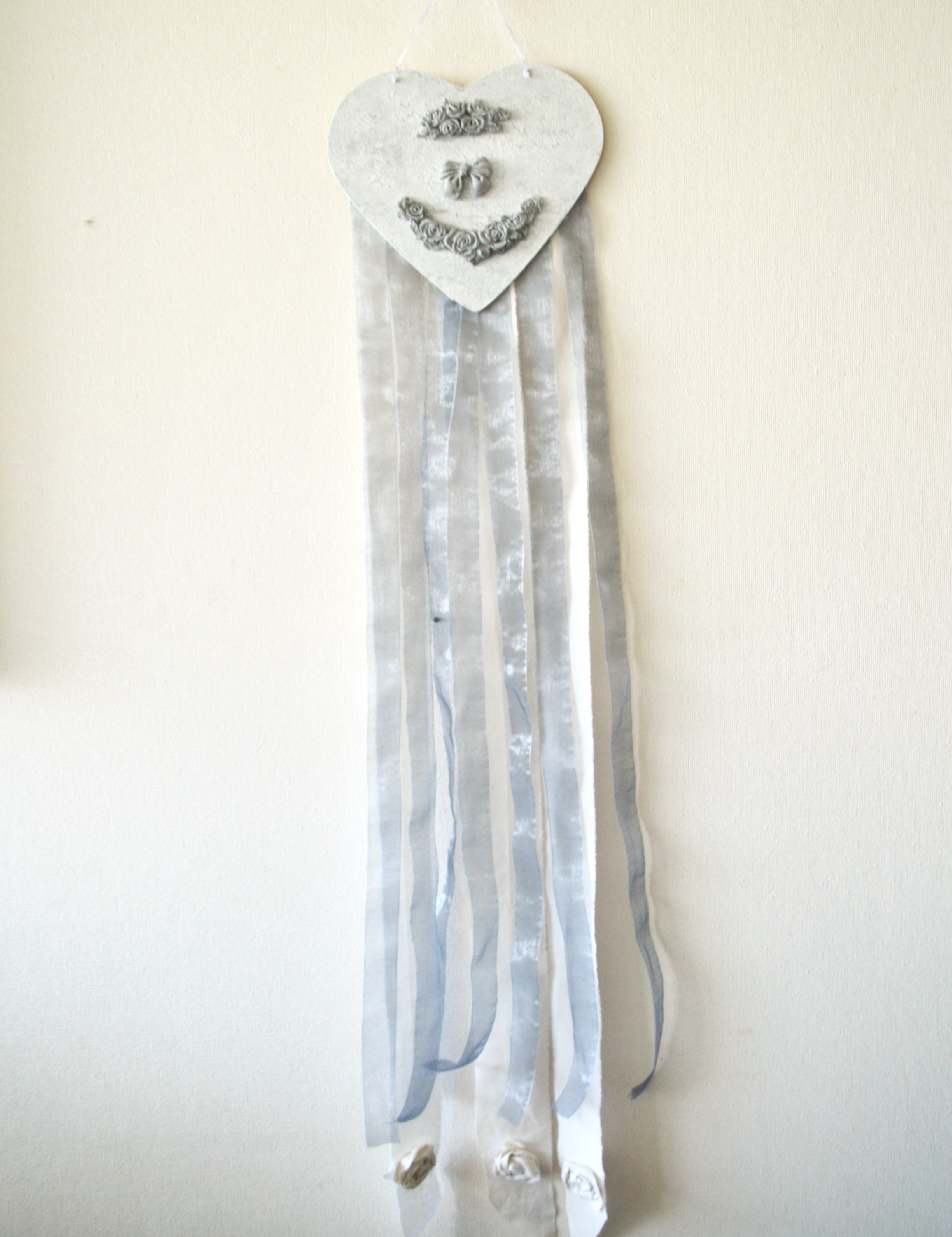 Corazón colgante decorativo romántico decorado con flores de cerámica , fondo craquelado con tiras de tela de algodón y cintas de organza Lily Garden & deco