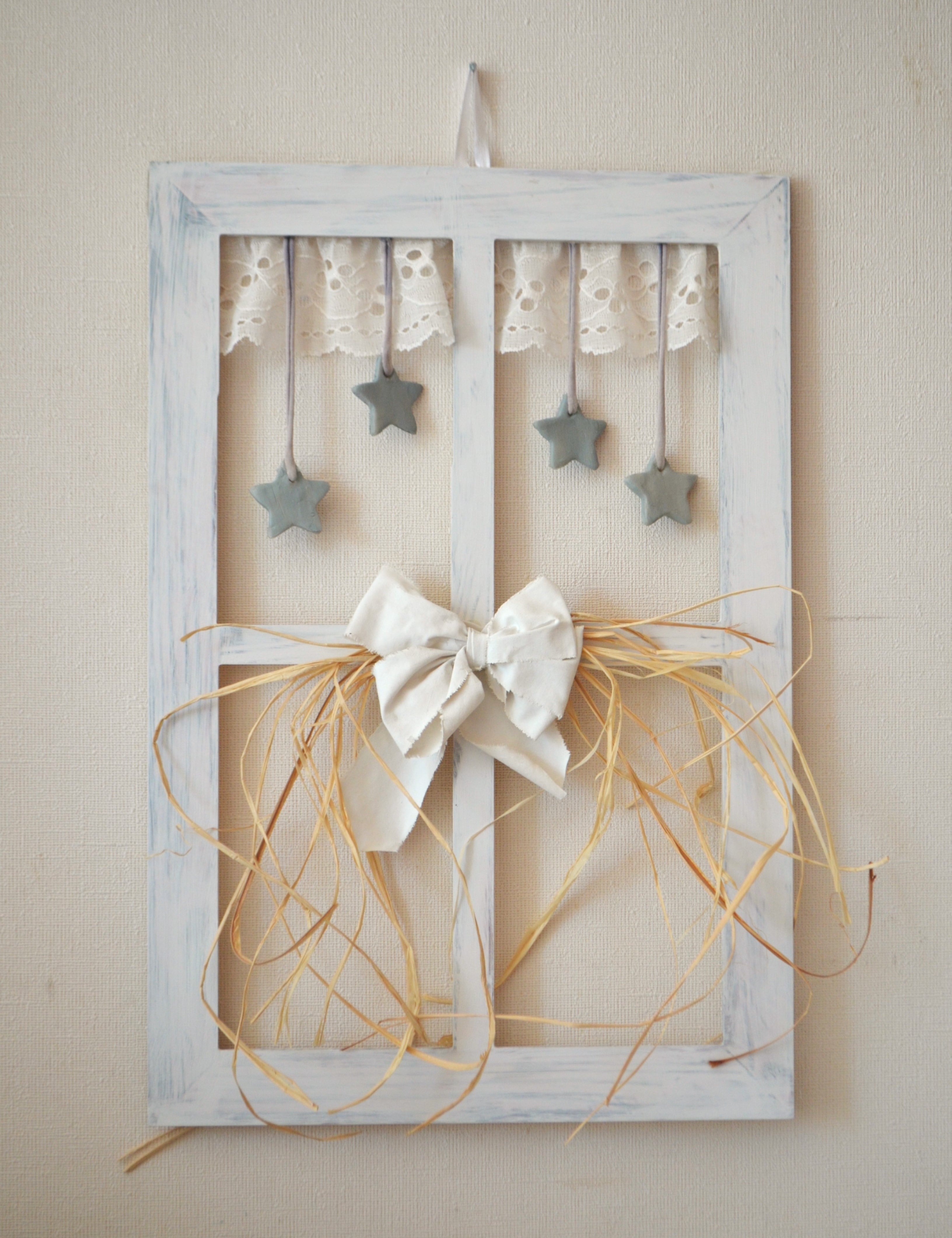 Cuadro de madera con forma de ventanita decorado con encaje , estrellitas de cerámica y fibras naturales Exclusivo de Lily Garden & deco