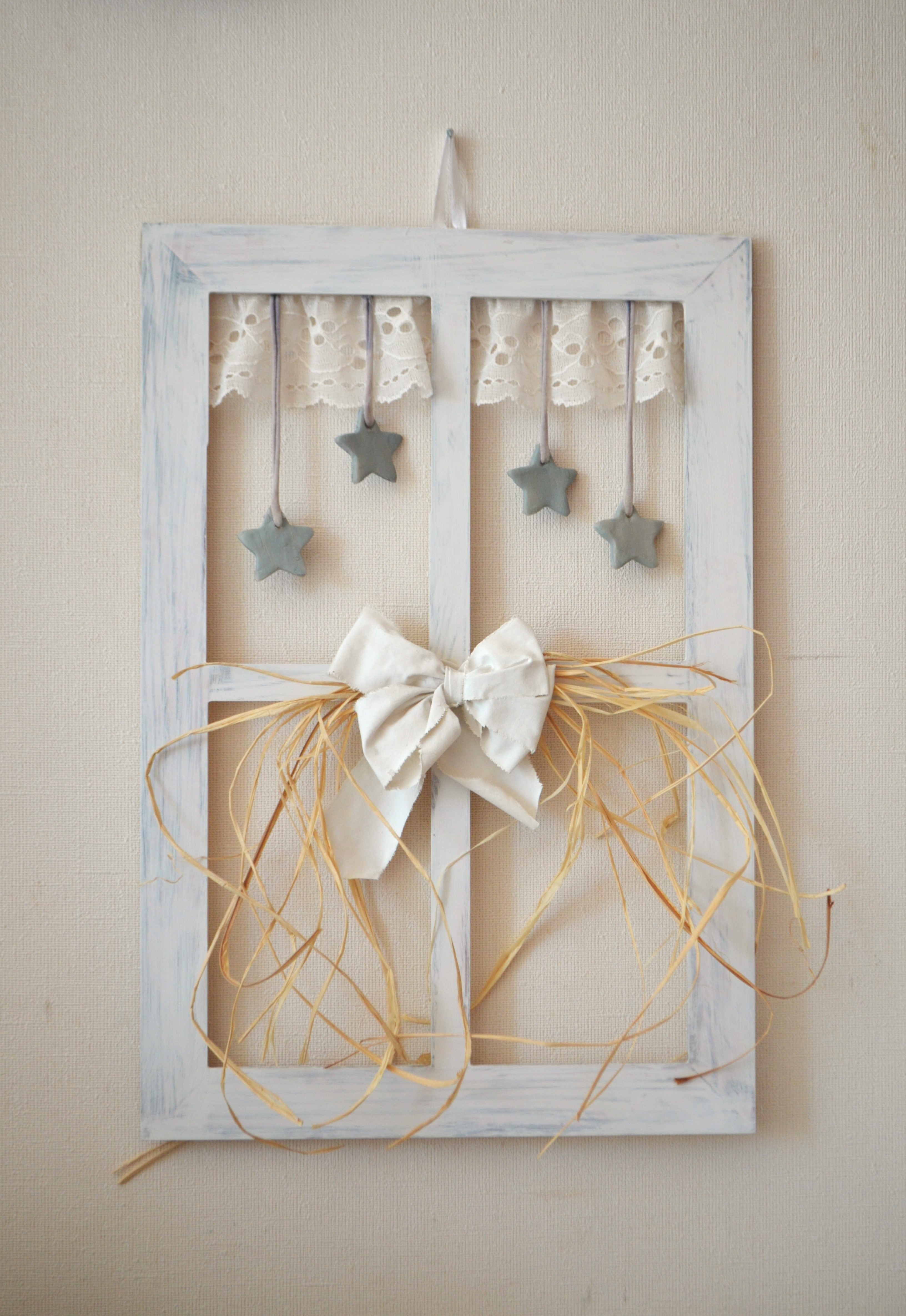 Cuadro de madera con forma de ventanita decorado con encaje , estrellitas de cerámica y fibras naturales Exclusivo de Lily Garden & deco