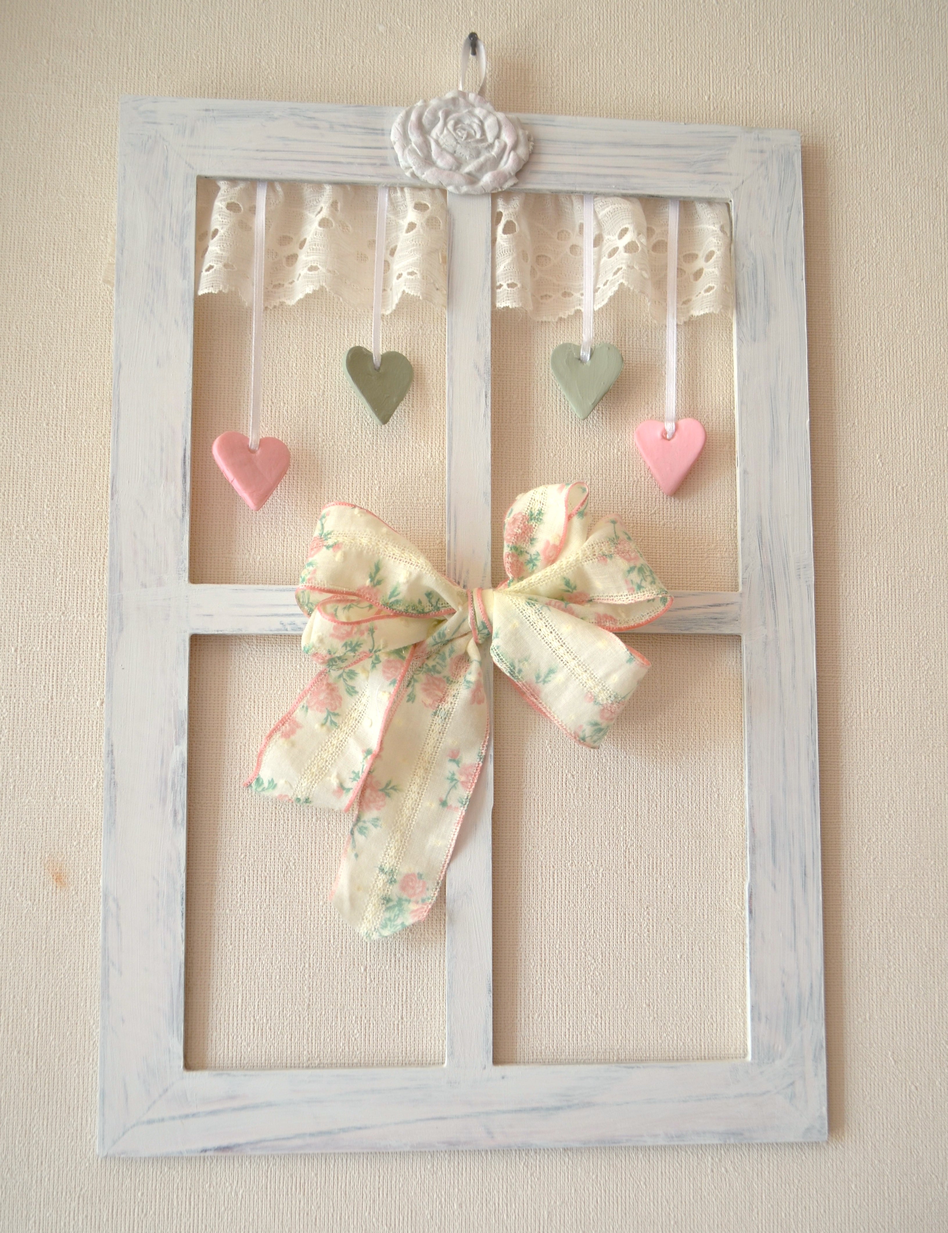 Cuadro de madera ventanita de campo decorado con encajes y corazones de cerámica pintados a mano Lily Garden & deco