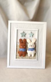 Cuadro decorativo infantil blanco con conejitos de tela , cerámica y arpillera Lily Garden & deco