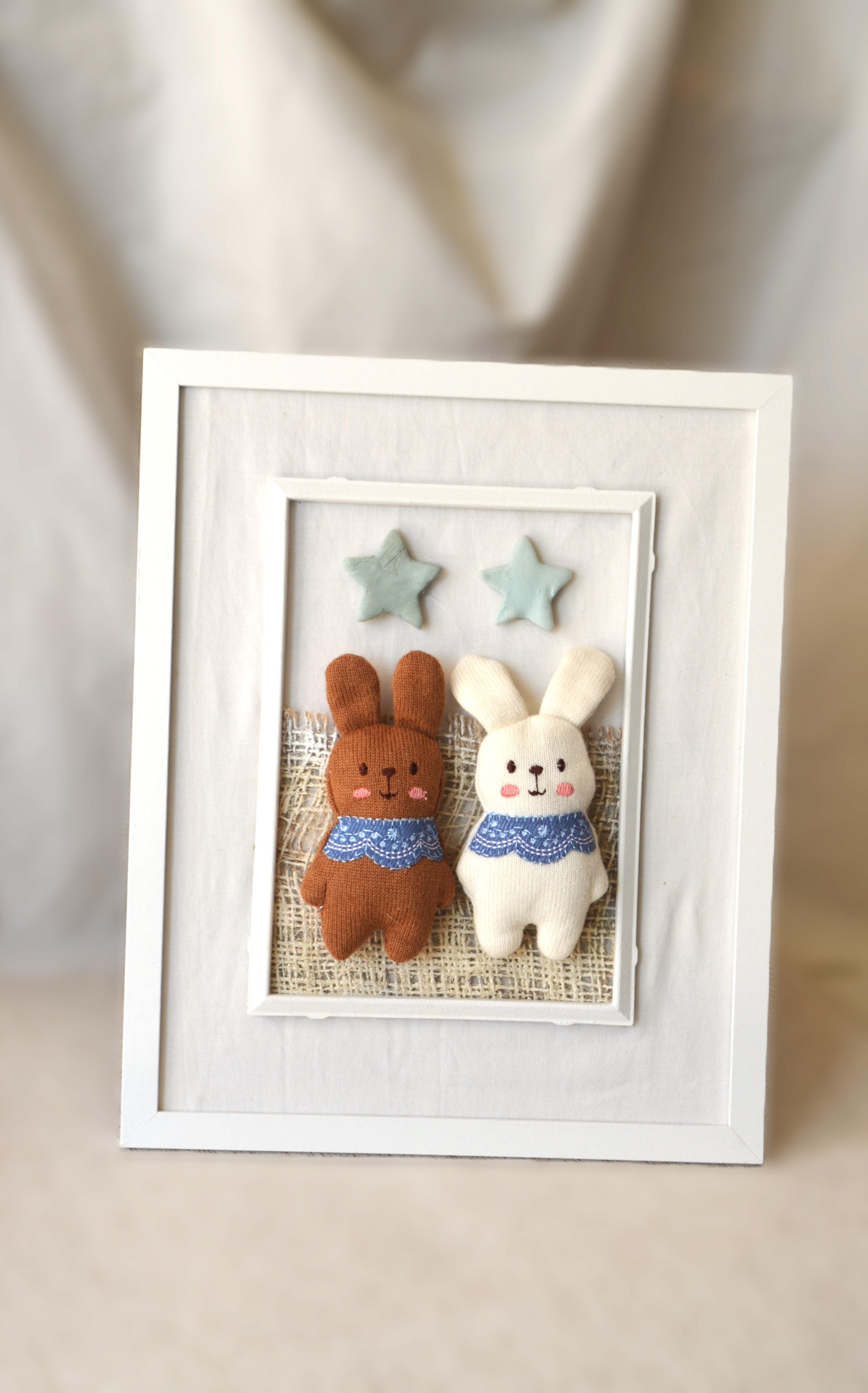 Cuadro decorativo infantil blanco con conejitos de tela , cerámica y arpillera Lily Garden & deco