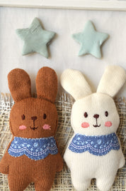 Cuadro decorativo infantil de conejitos de tela y estrellas de cerámica Lily Garden & deco