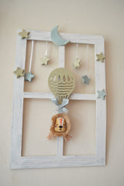 Cuadro infantil con forma de ventana con león y globo aerostático Lily Garden  deco