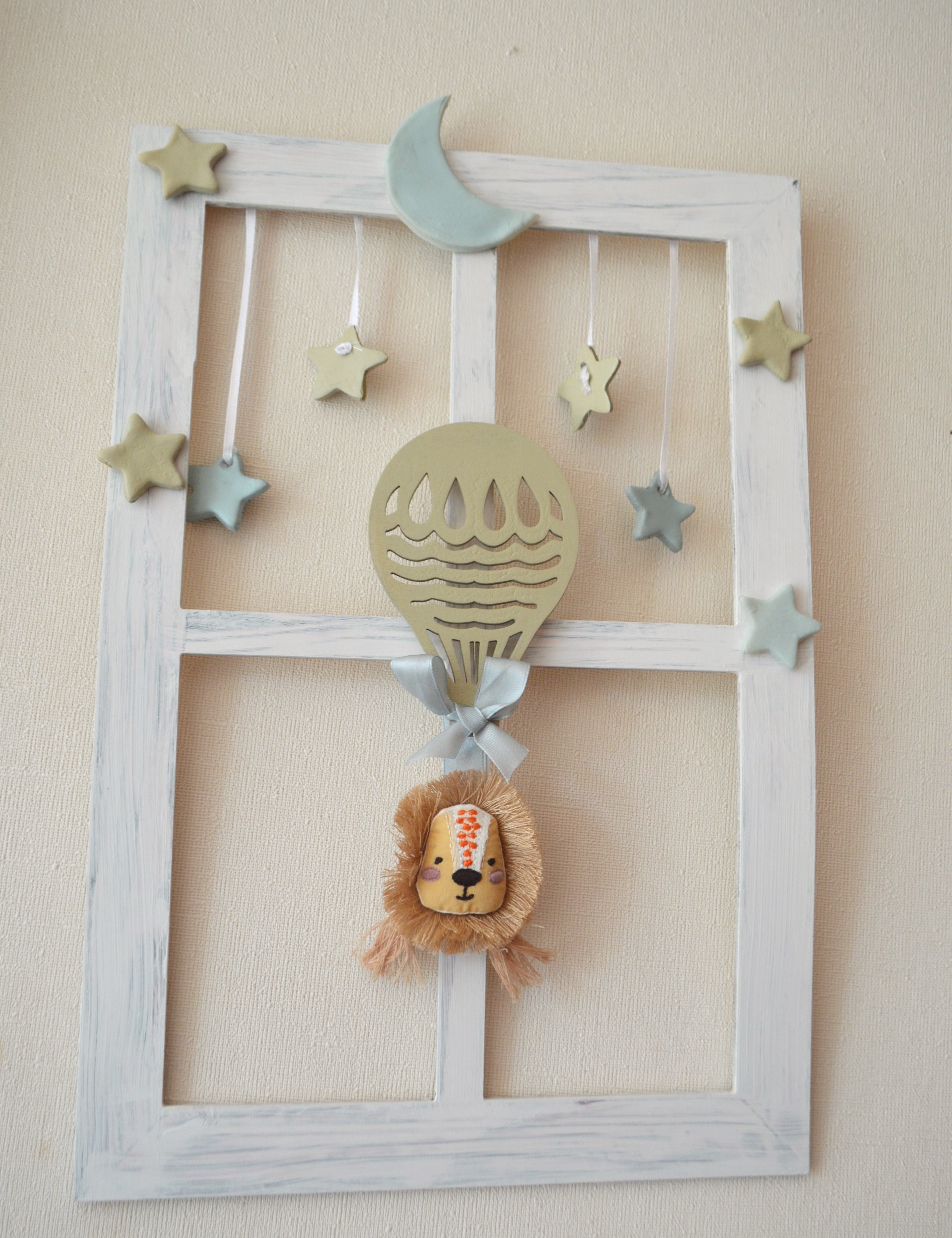 Cuadro infantil con forma de ventana con león y globo aerostático Lily Garden  deco