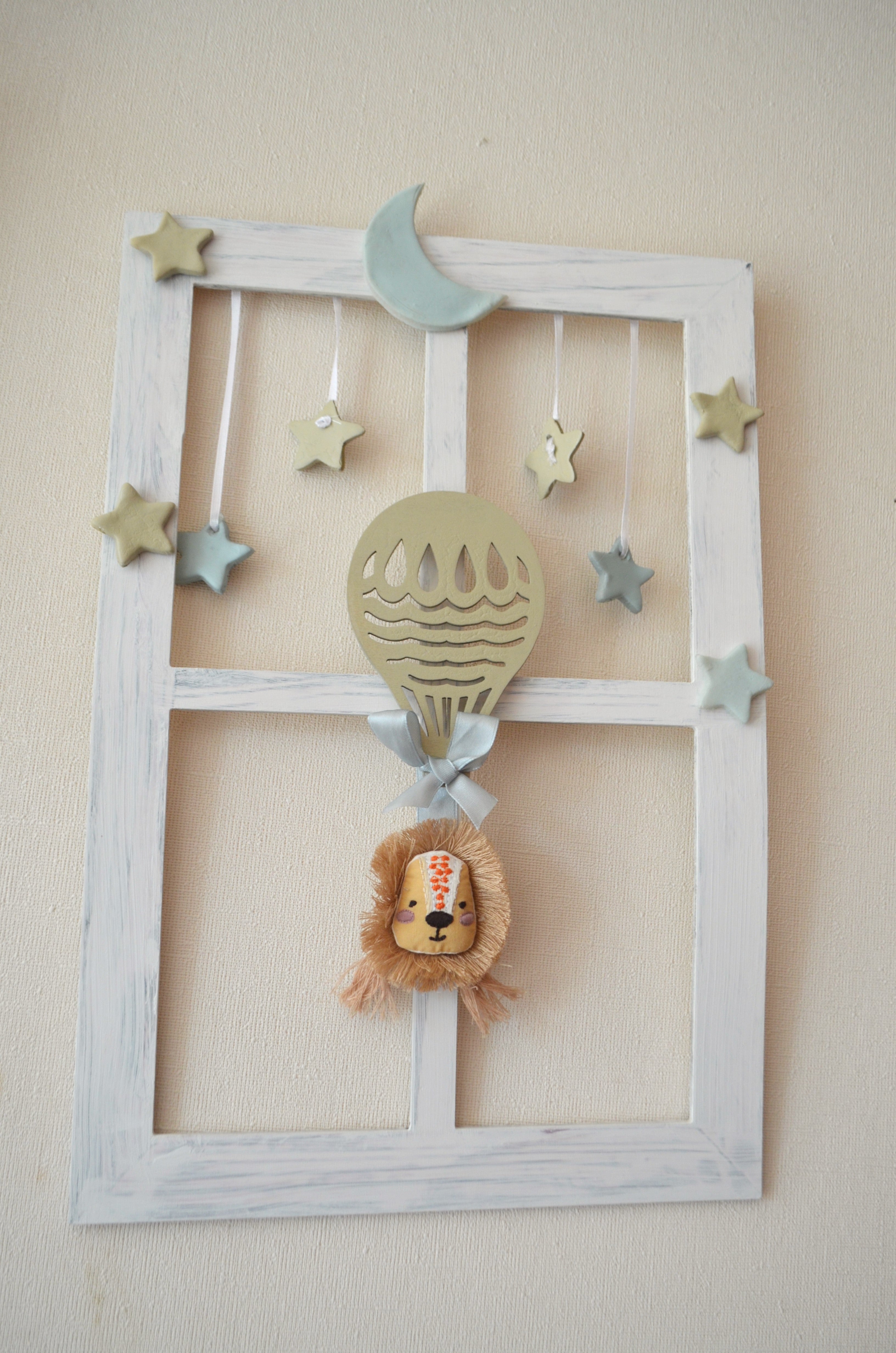 Cuadro infantil con forma de ventana con león y globo aerostático Lily Garden  deco