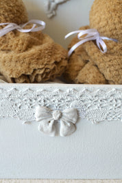 Detalle Canasto decorativo blanco con encaje Lily Garden & deco organizador de productos de tu guagua.