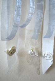 Detalle Corazón colgante decorativo  con tiras de tela de algodón y cintas de organza Lily Garden & deco