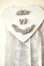 Detalle Corazón colgante decorativo romántico decorado con flores de cerámica , fondo craquelado con tiras de tela de algodón y cintas de organza Lily Garden & deco
