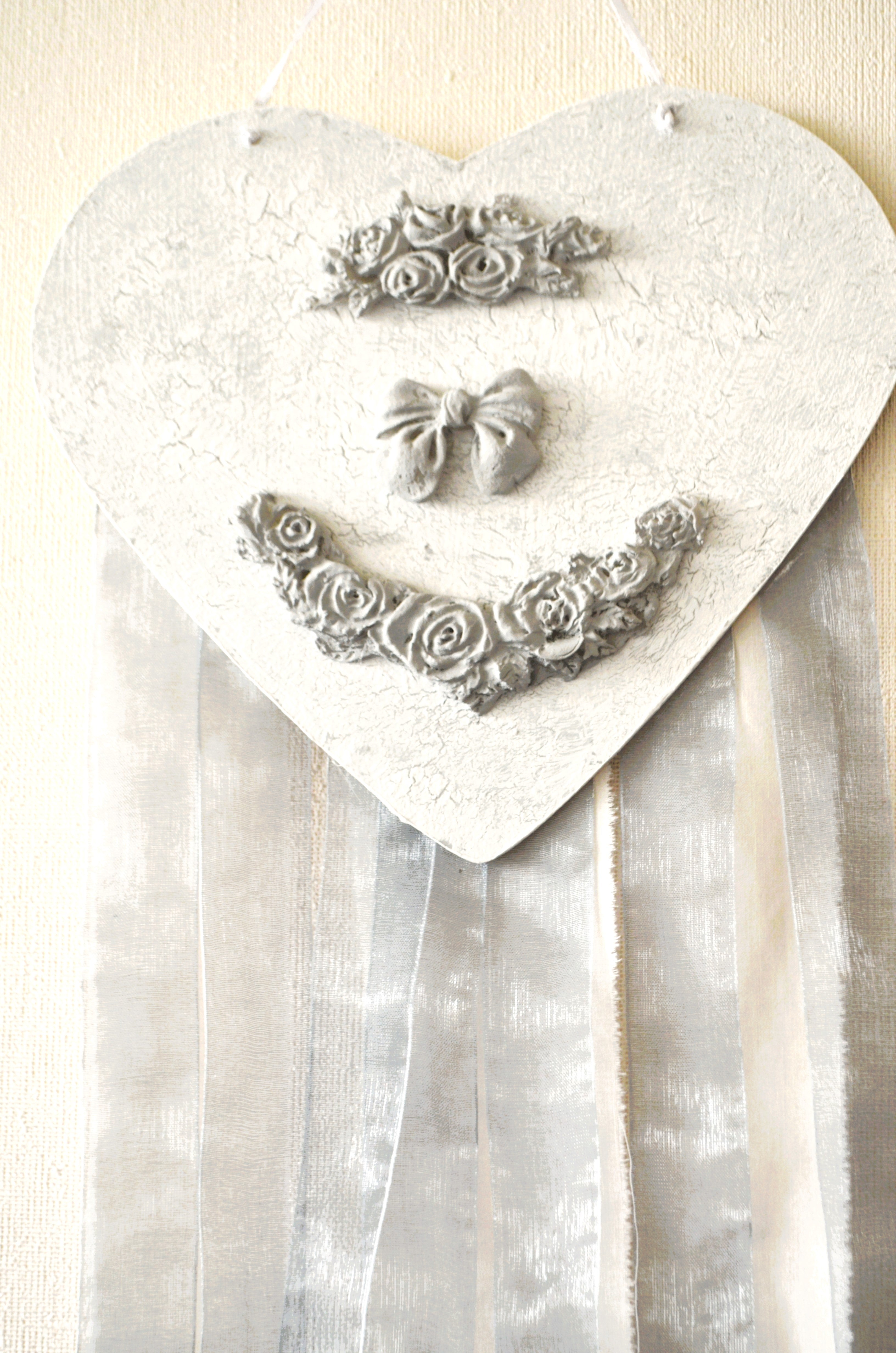 Detalle Corazón colgante decorativo romántico decorado con flores de cerámica , fondo craquelado con tiras de tela de algodón y cintas de organza Lily Garden & deco