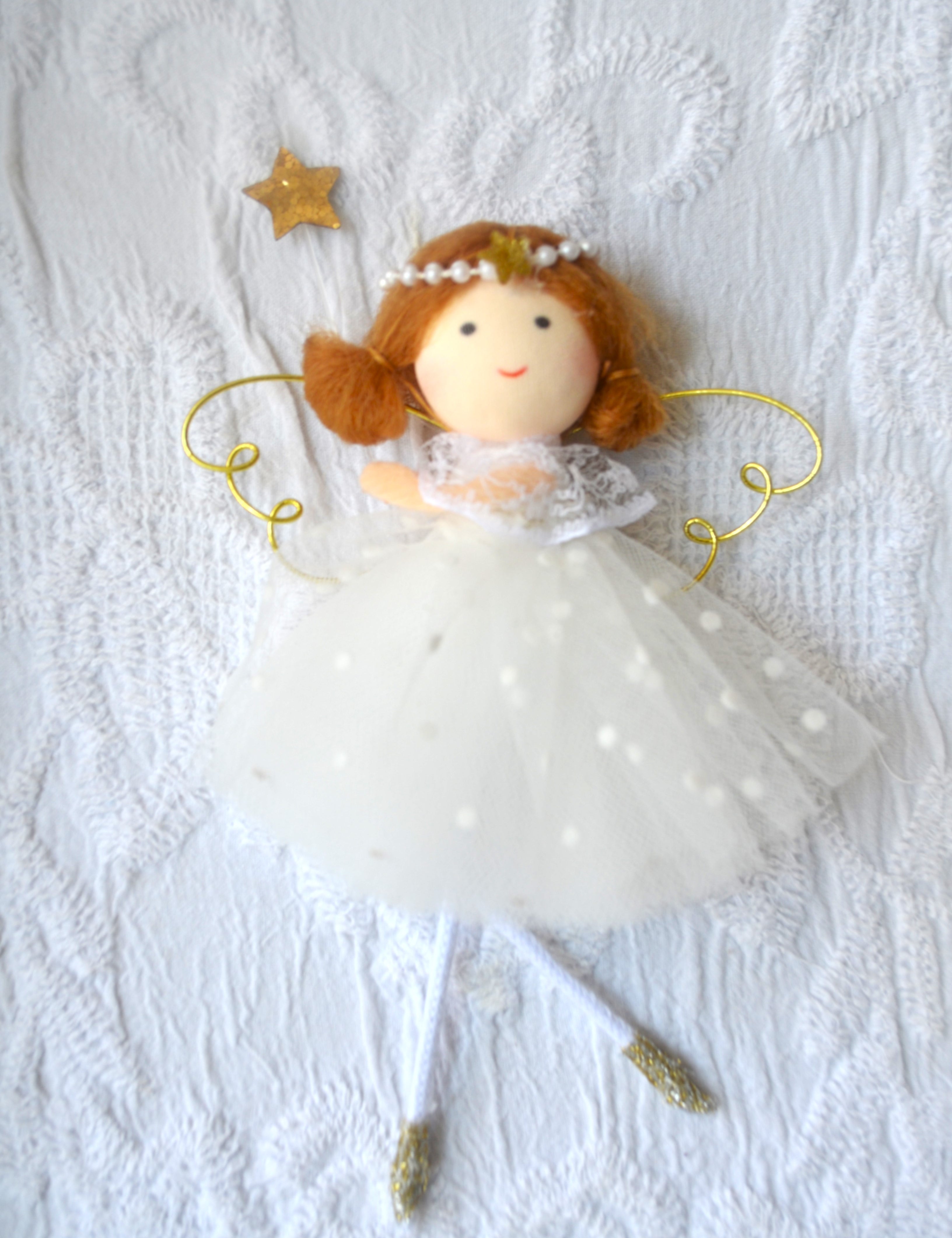 Detalle Cuadro infantil con adita en tul y fondo encaje blanco Lily Garden & deco