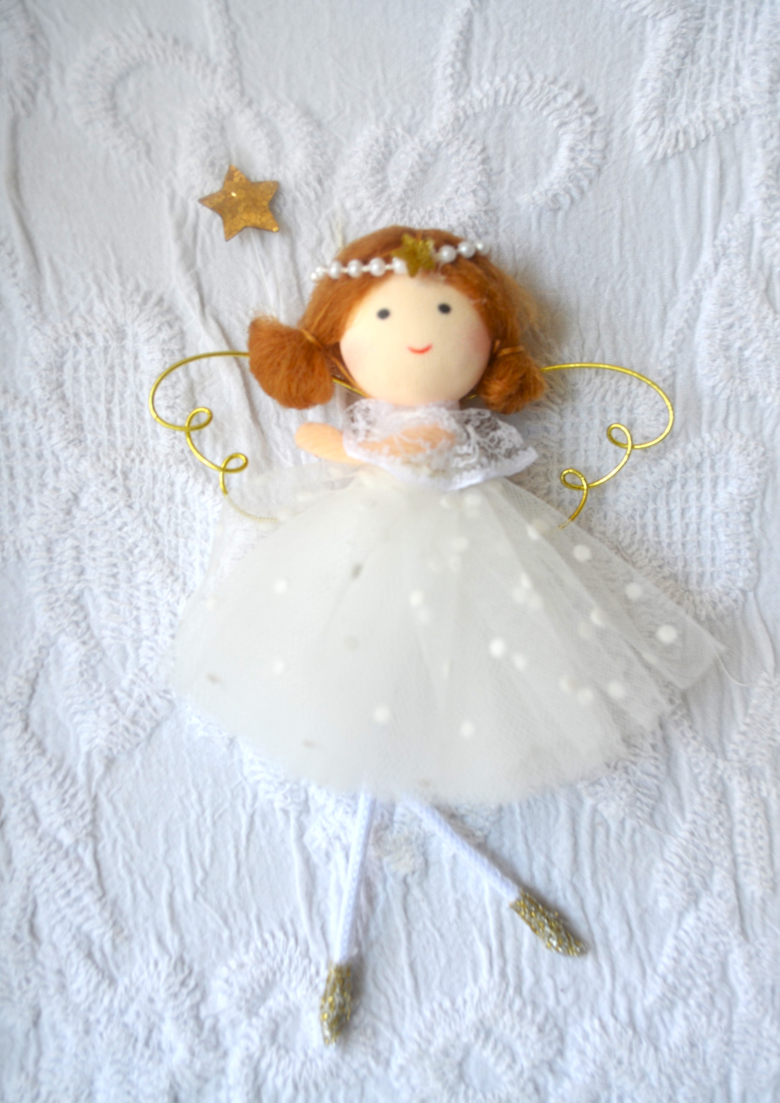 Detalle Cuadro infantil con adita en tul y fondo encaje blanco Lily Garden & deco