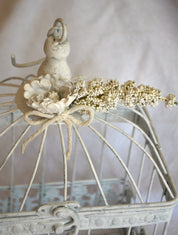 Detalle Jaula decorativa de metal estilo vintage romántico con detalles de flores de cerámica blancas ideal para decoración de interiores, terraza o jardines  con aire provenzal. Lily Garden & deco