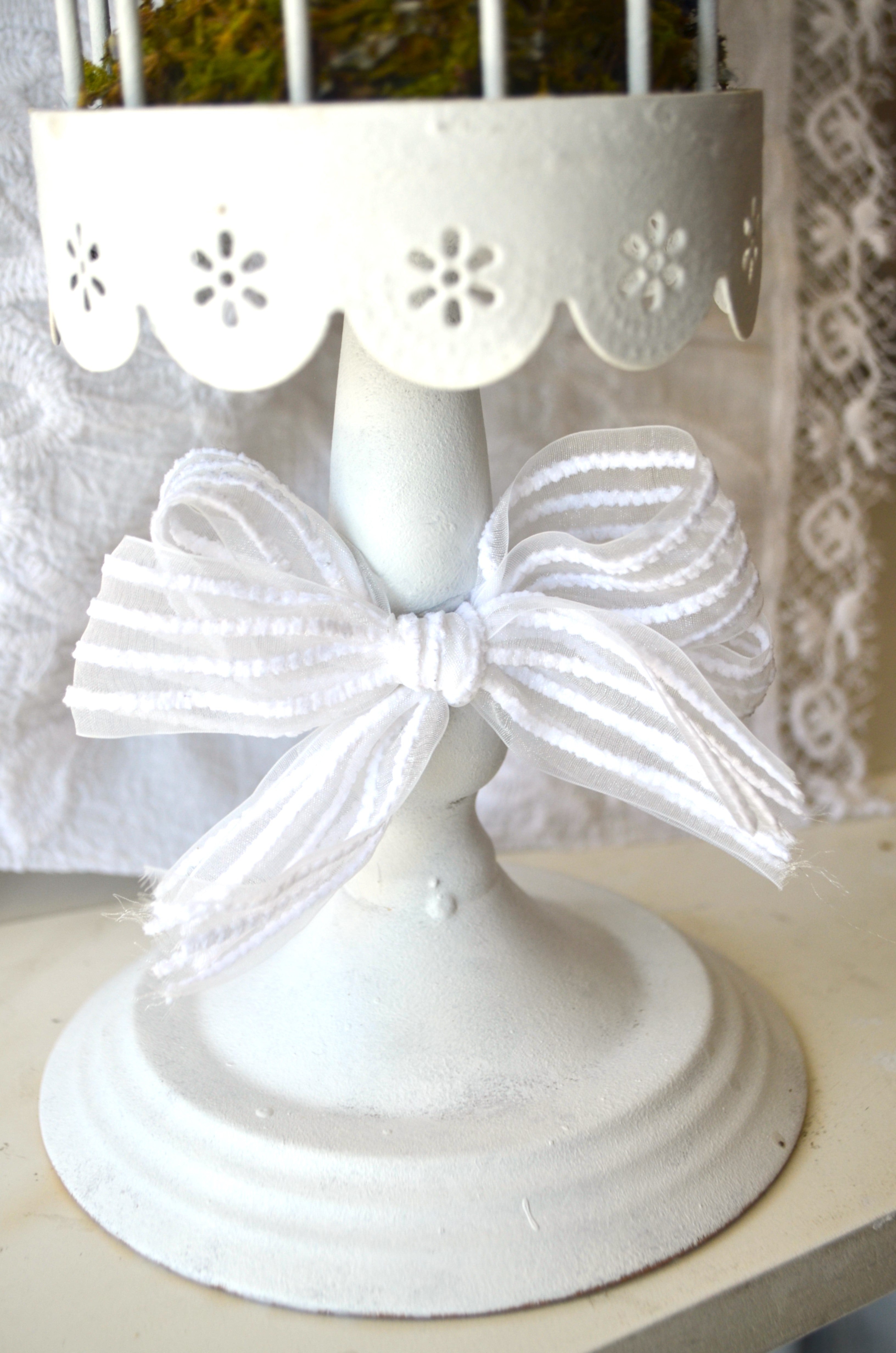 Detalle  Jaula decorativa romántica decorada con un moño de cinta de algodón y tul para dormitorio de niña Lily Garden & deco
