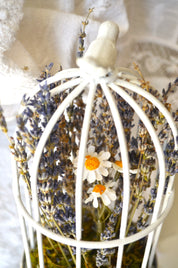 Detalle  Jaula decorativa romántica con lavandas y margaritas para dormitorio de niña Lily Garden & deco