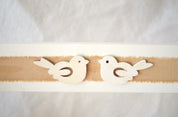 Detalle Librero  Montessori Infantil de madera con de talles de pajaritos Lily Garden & deco