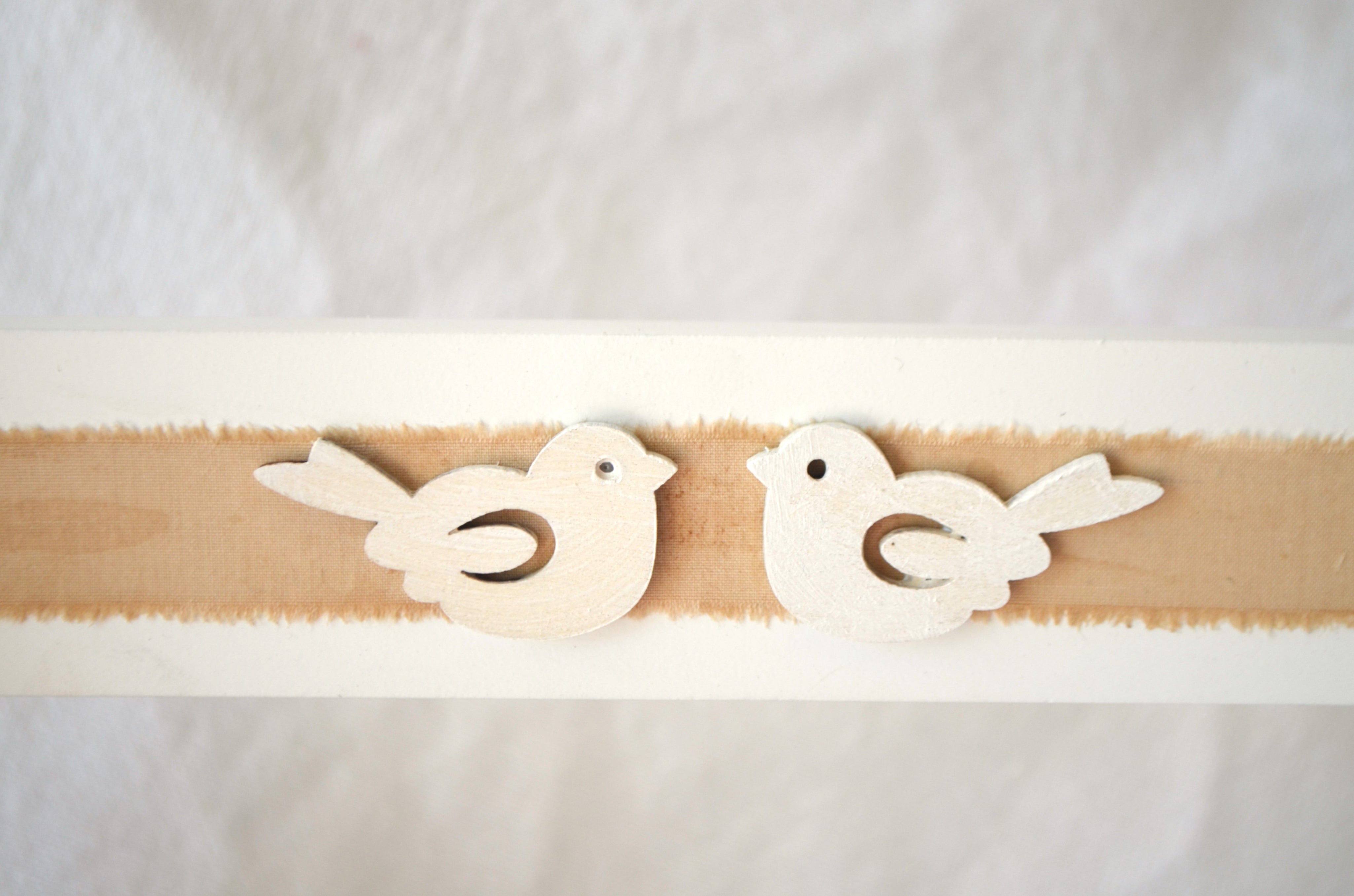 Detalle Librero  Montessori Infantil de madera con de talles de pajaritos Lily Garden & deco