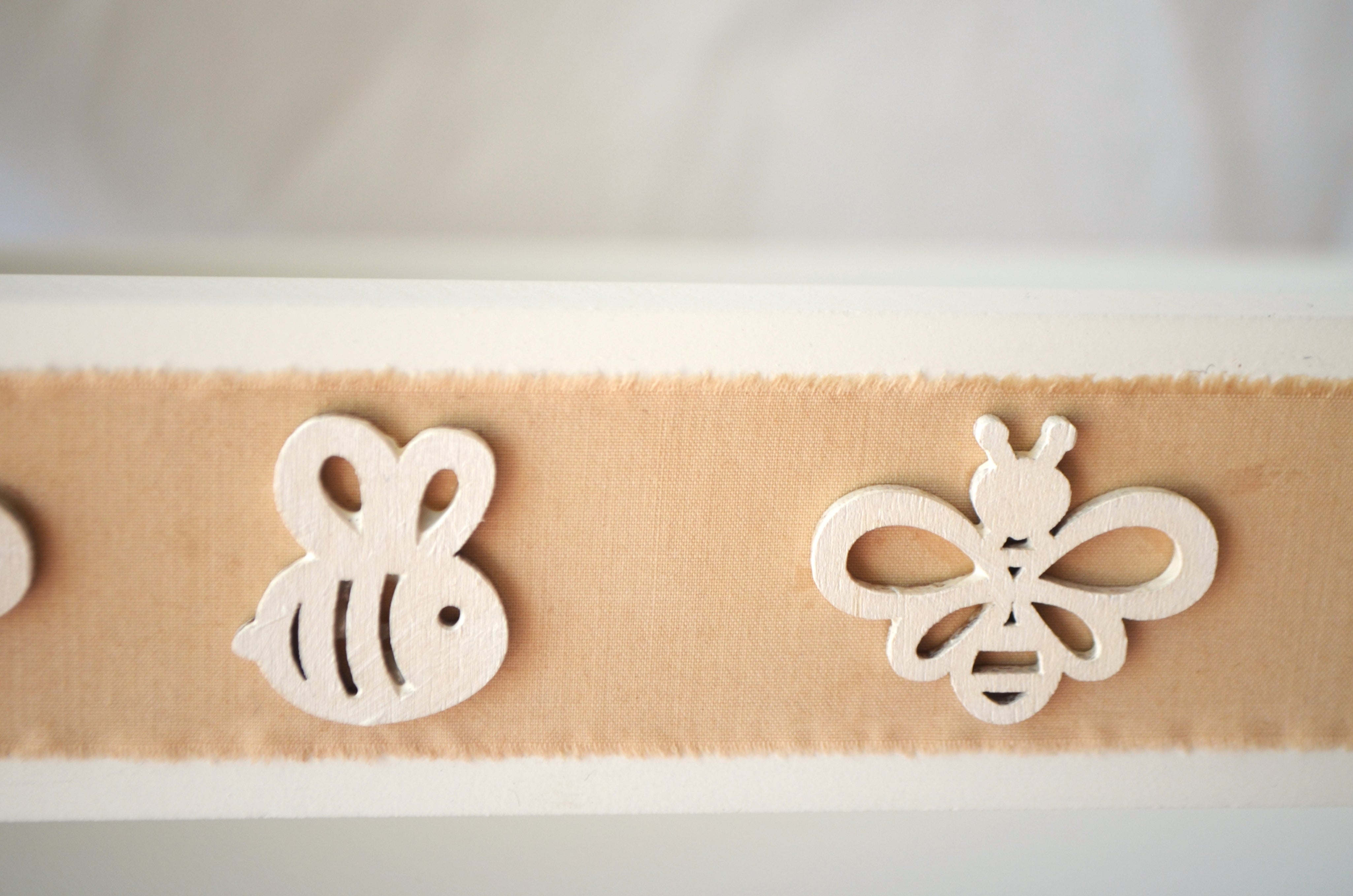 Detalle Librero  Montessori Infantil de madera con diseños abejitas Lily Garden & deco