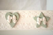 Detalle Librero Montessori blanco Lily Garden & deco con detalle de corazones y estrellas en verde agua
