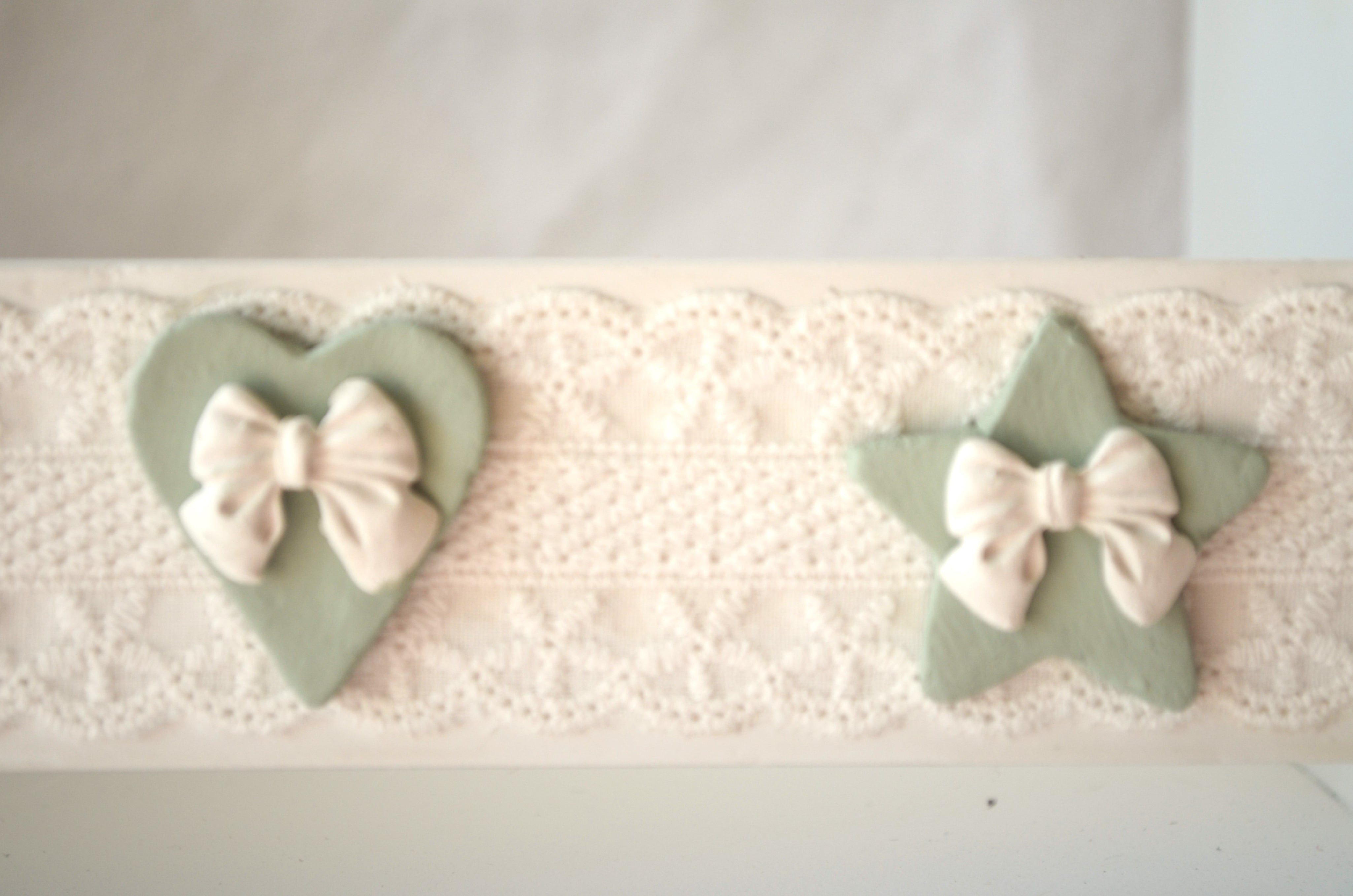 Detalle Librero Montessori blanco Lily Garden & deco con detalle de corazones y estrellas en verde agua
