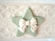 Detalle Librero estrella  y encaje en librero Montessori blanco Lily Garden & deco 