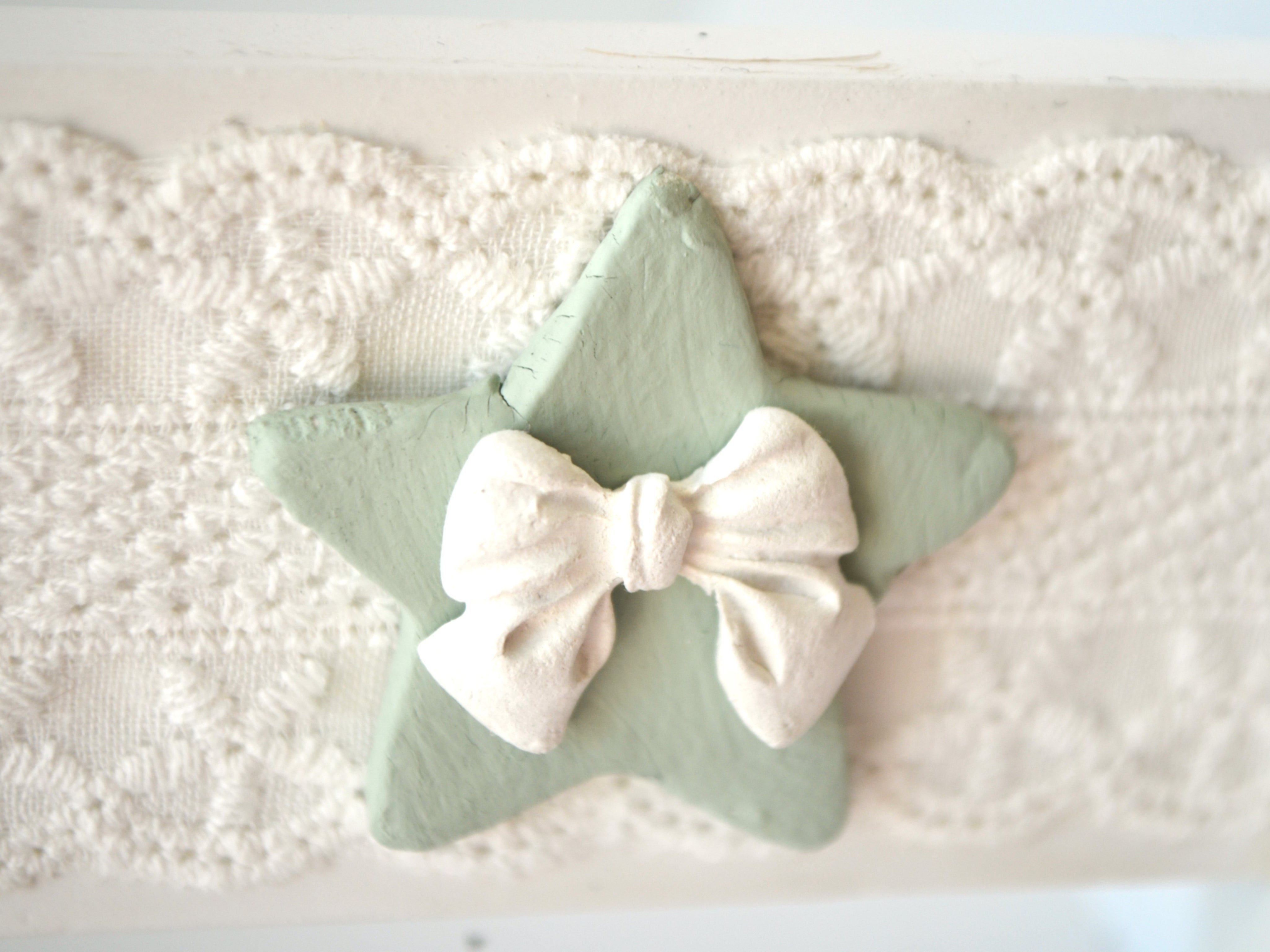 Detalle Librero estrella  y encaje en librero Montessori blanco Lily Garden & deco 