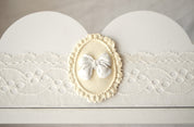 Detalle Repisa infantil de madera blanca Lily Garden & deco con encajes y detalles en cerámica.