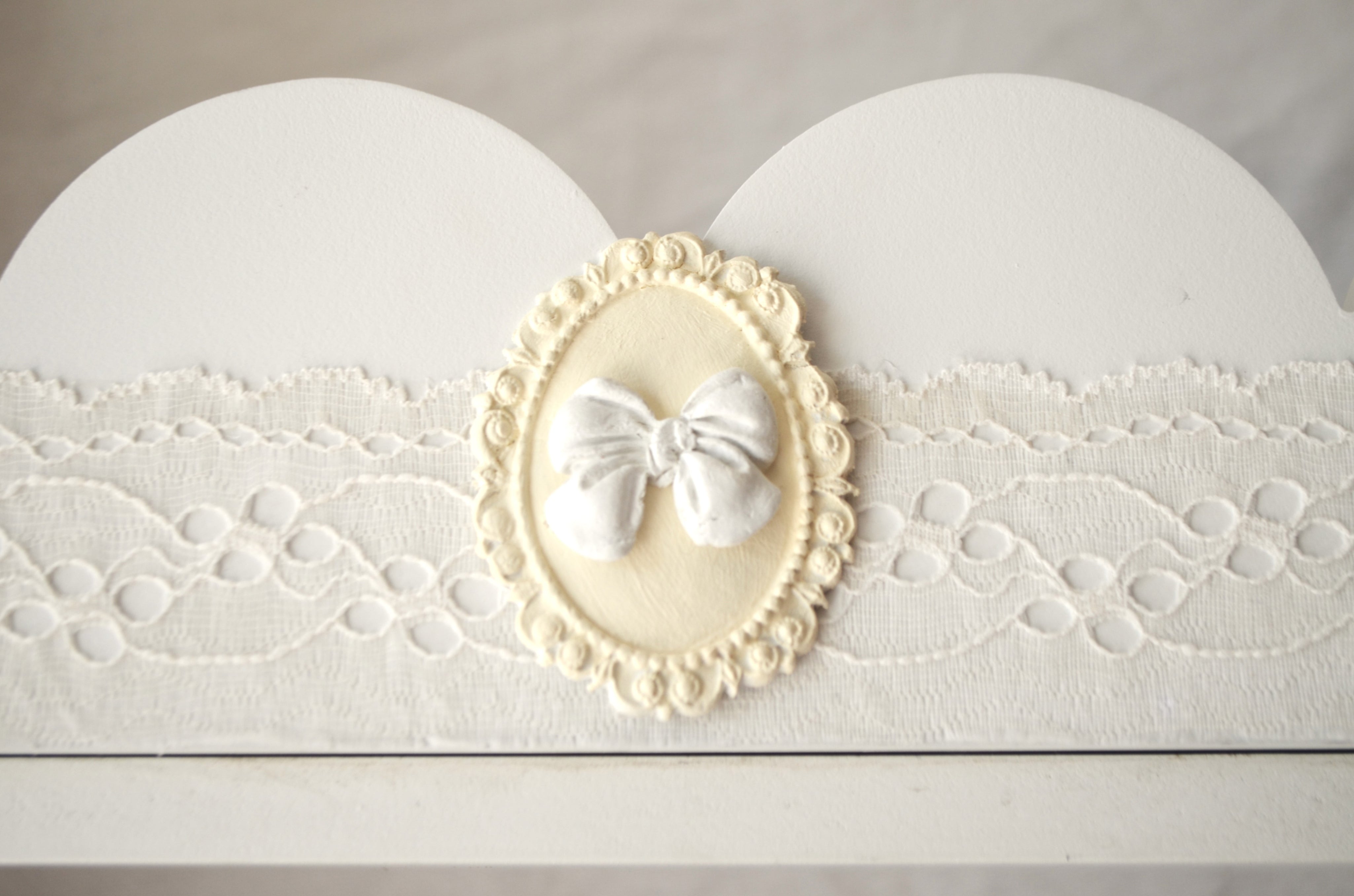 Detalle Repisa infantil de madera blanca Lily Garden & deco con encajes y detalles en cerámica.