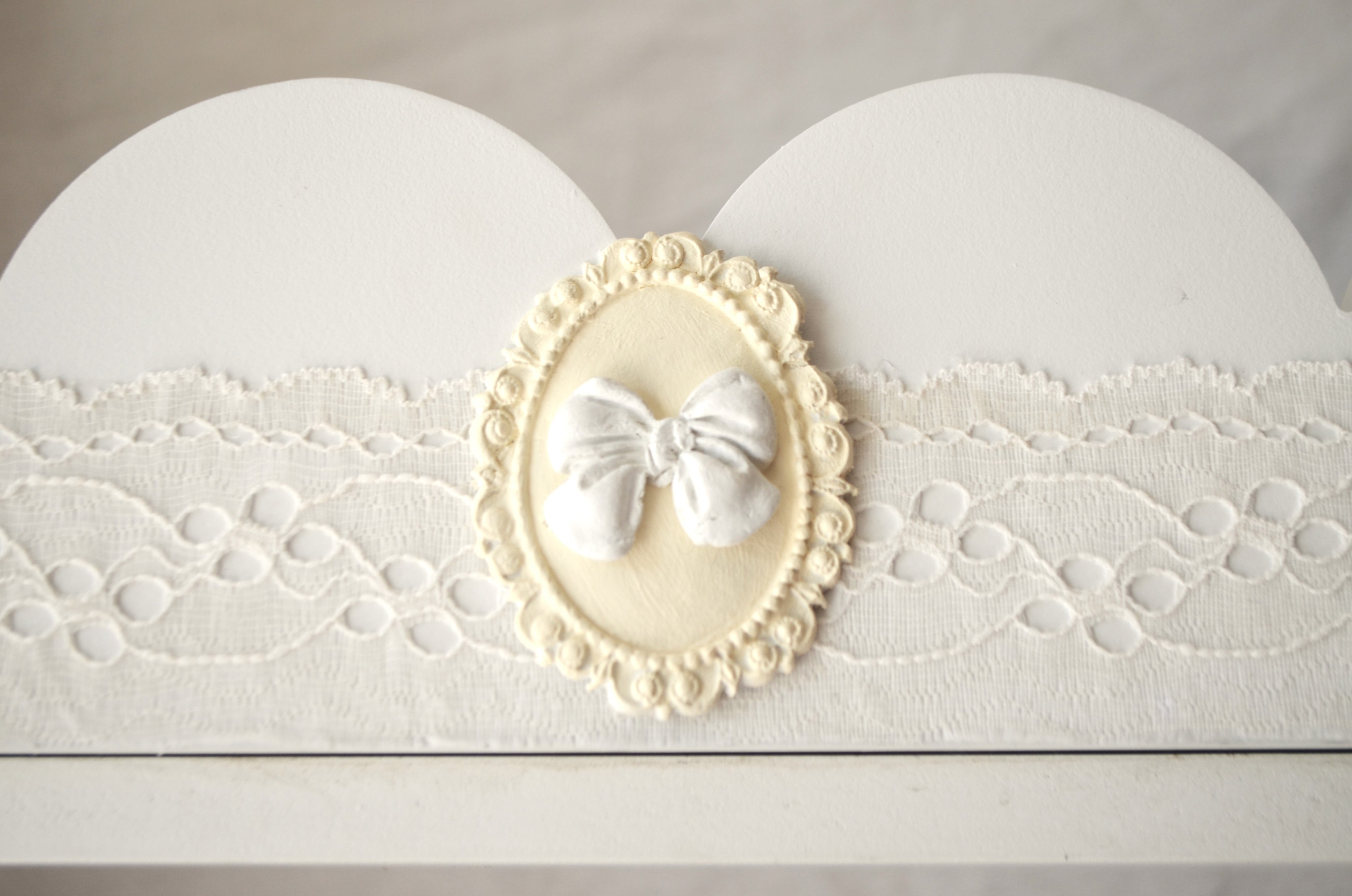 Detalle Repisa infantil de madera blanca Lily Garden & deco con encajes y detalles en cerámica.