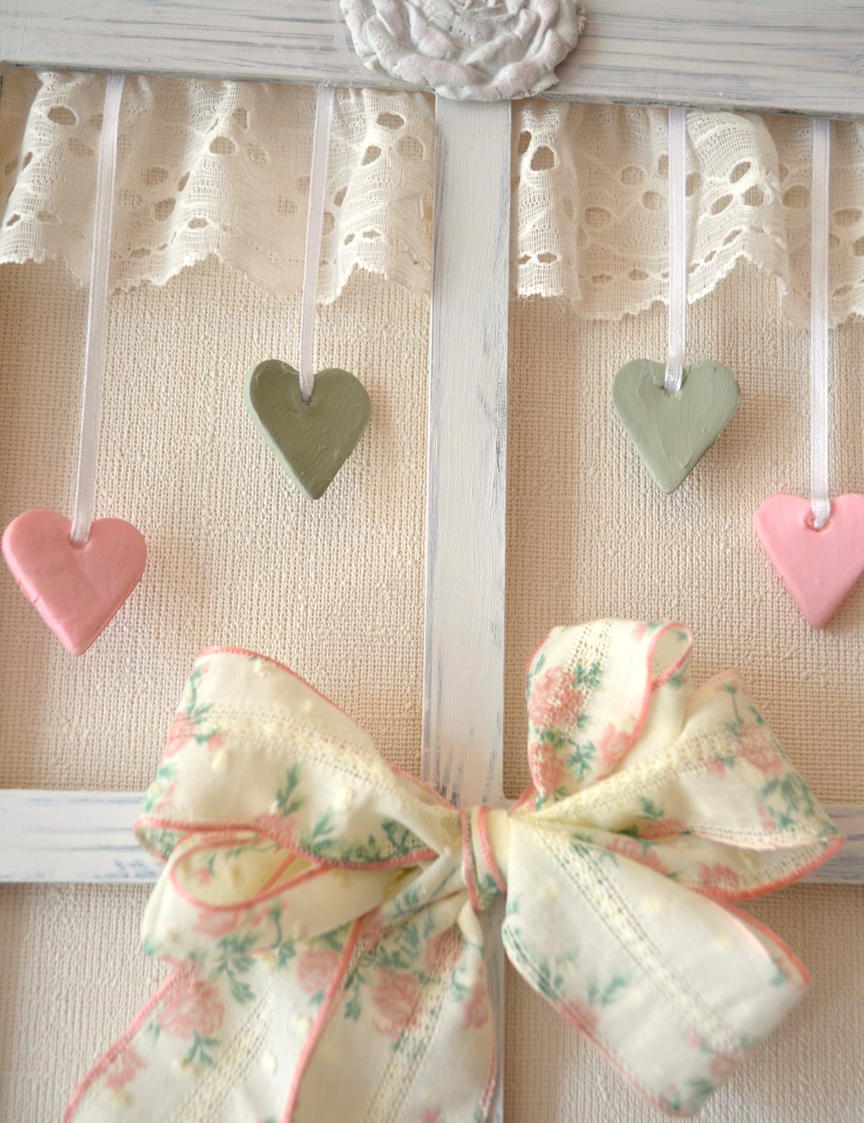 Detalle cuadro de madera ventanita de campo decorado con encajes y corazones de cerámica pintados a mano Lily Garden & deco