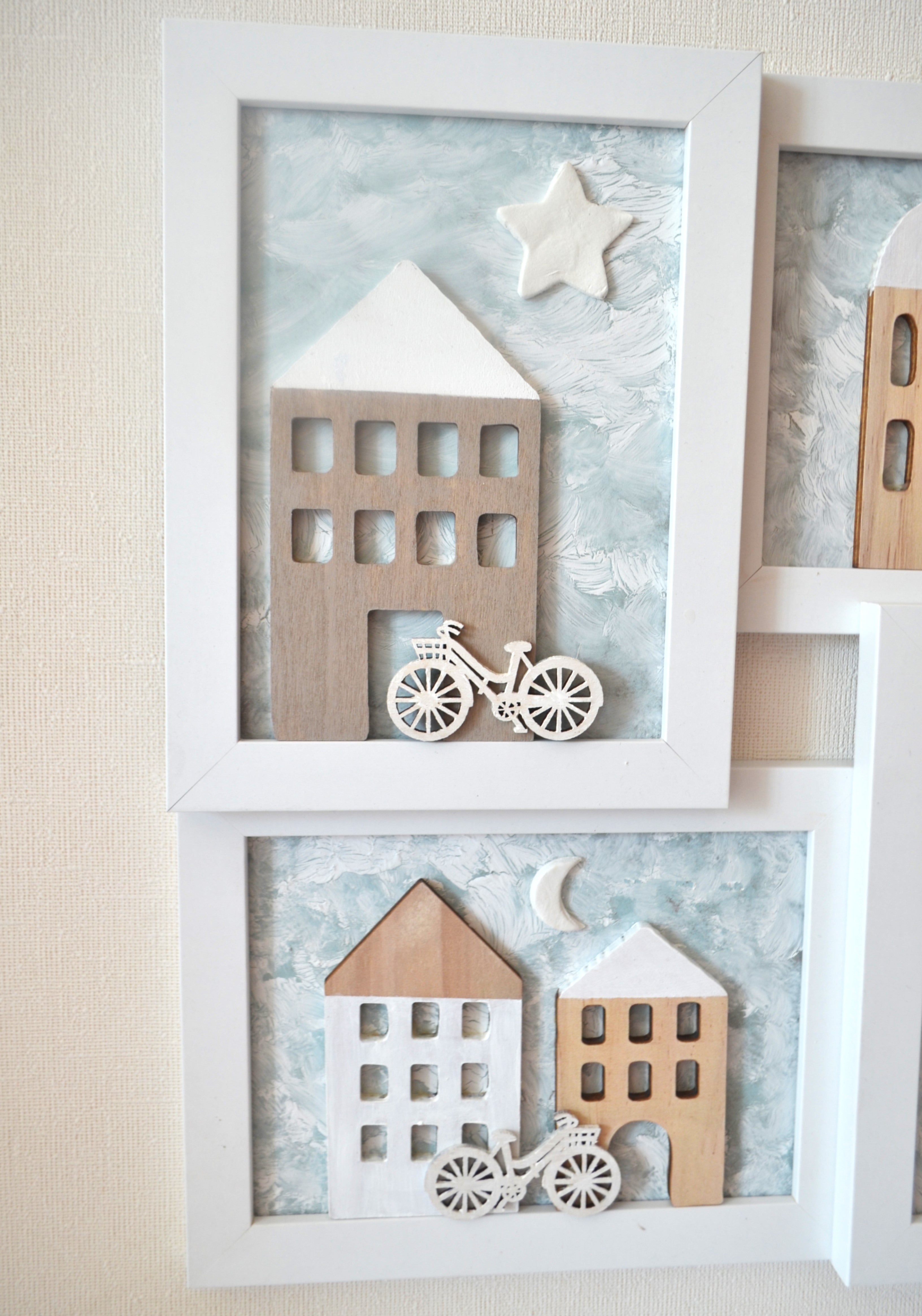  Detalle cuadro infantil casita de madera en tonos blanco y beige Lily Garden & deco