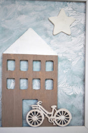  Detalle cuadro infantil casita de madera en tonos café y beige Lily Garden & deco