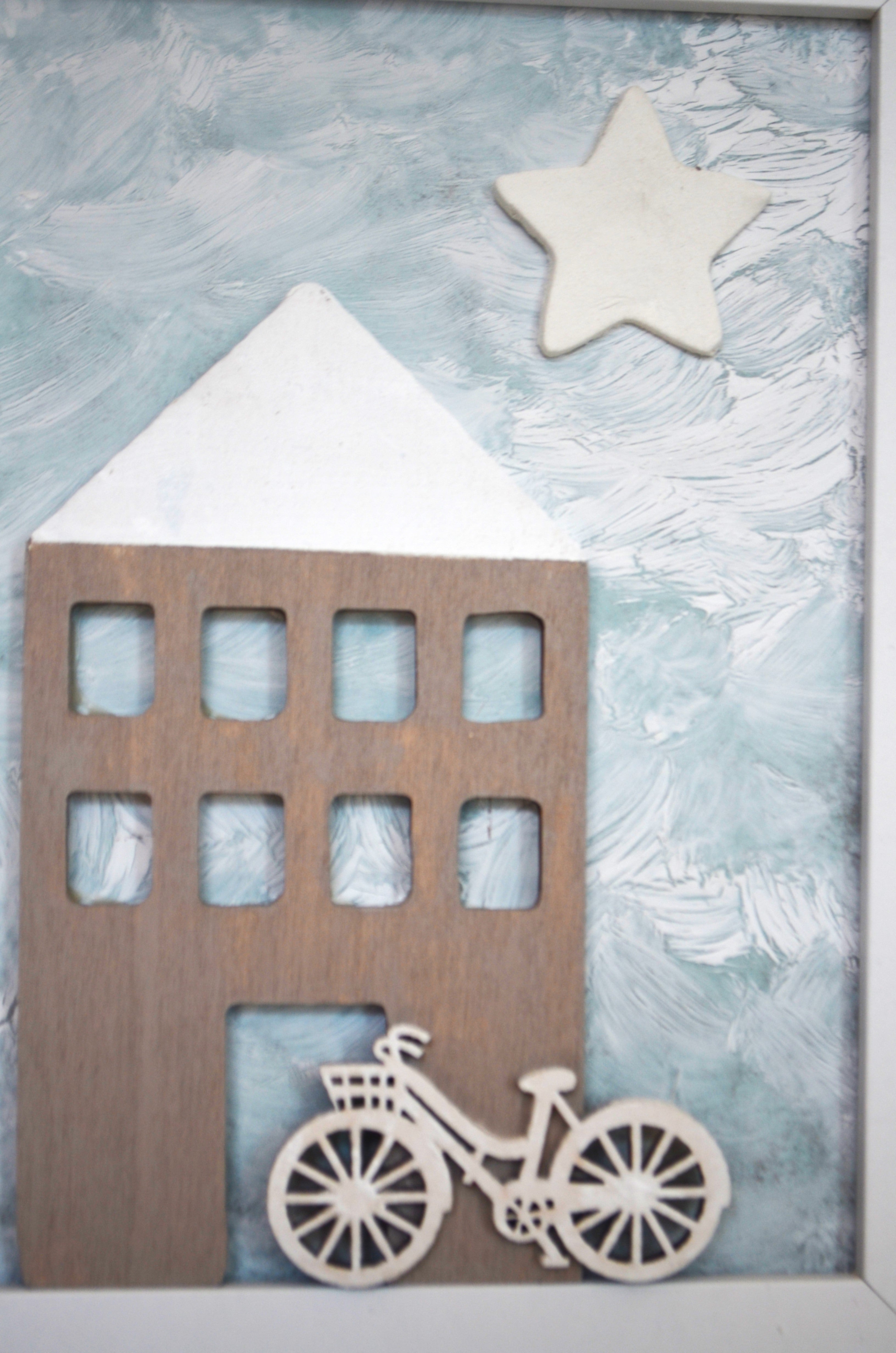  Detalle cuadro infantil casita de madera en tonos café y beige Lily Garden & deco