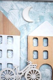  Detalle cuadro infantil casita de madera y bicicleta en tonos café y beige Lily Garden & deco