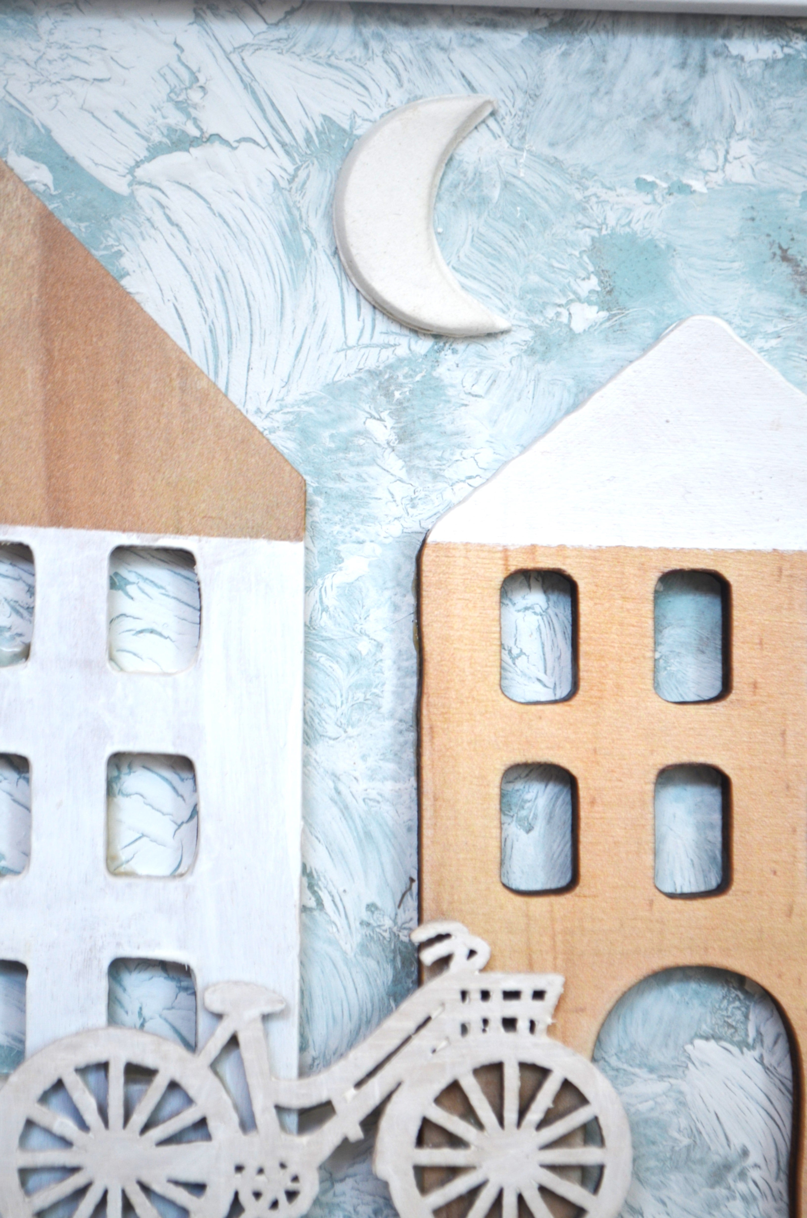  Detalle cuadro infantil casita de madera y bicicleta en tonos café y beige Lily Garden & deco