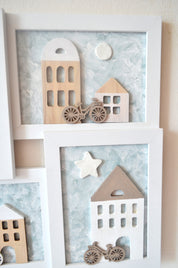 Detalle cuadro infantil con  Casitas de madera técnica decapado Lily Garden & deco