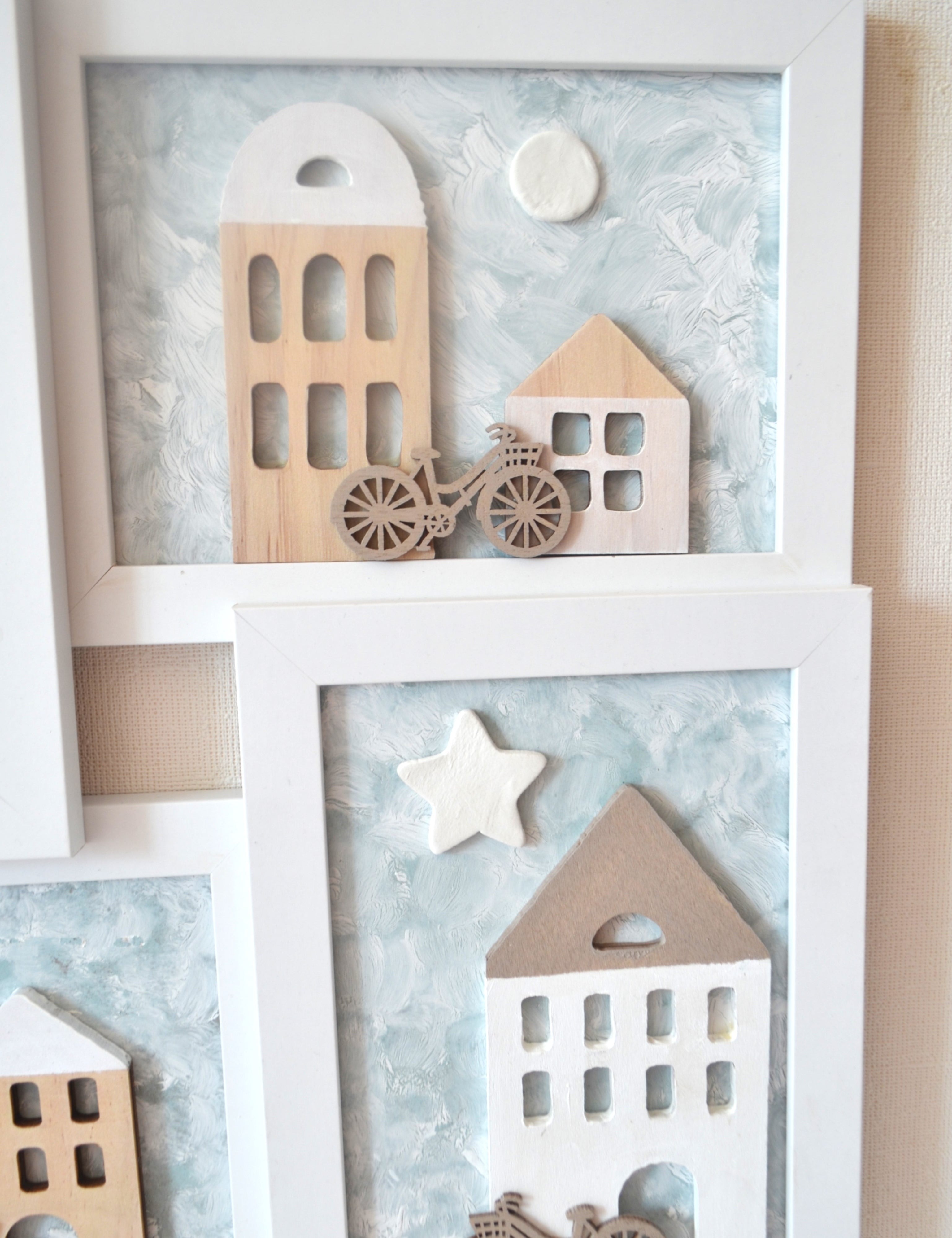 Detalle cuadro infantil con  Casitas de madera técnica decapado Lily Garden & deco