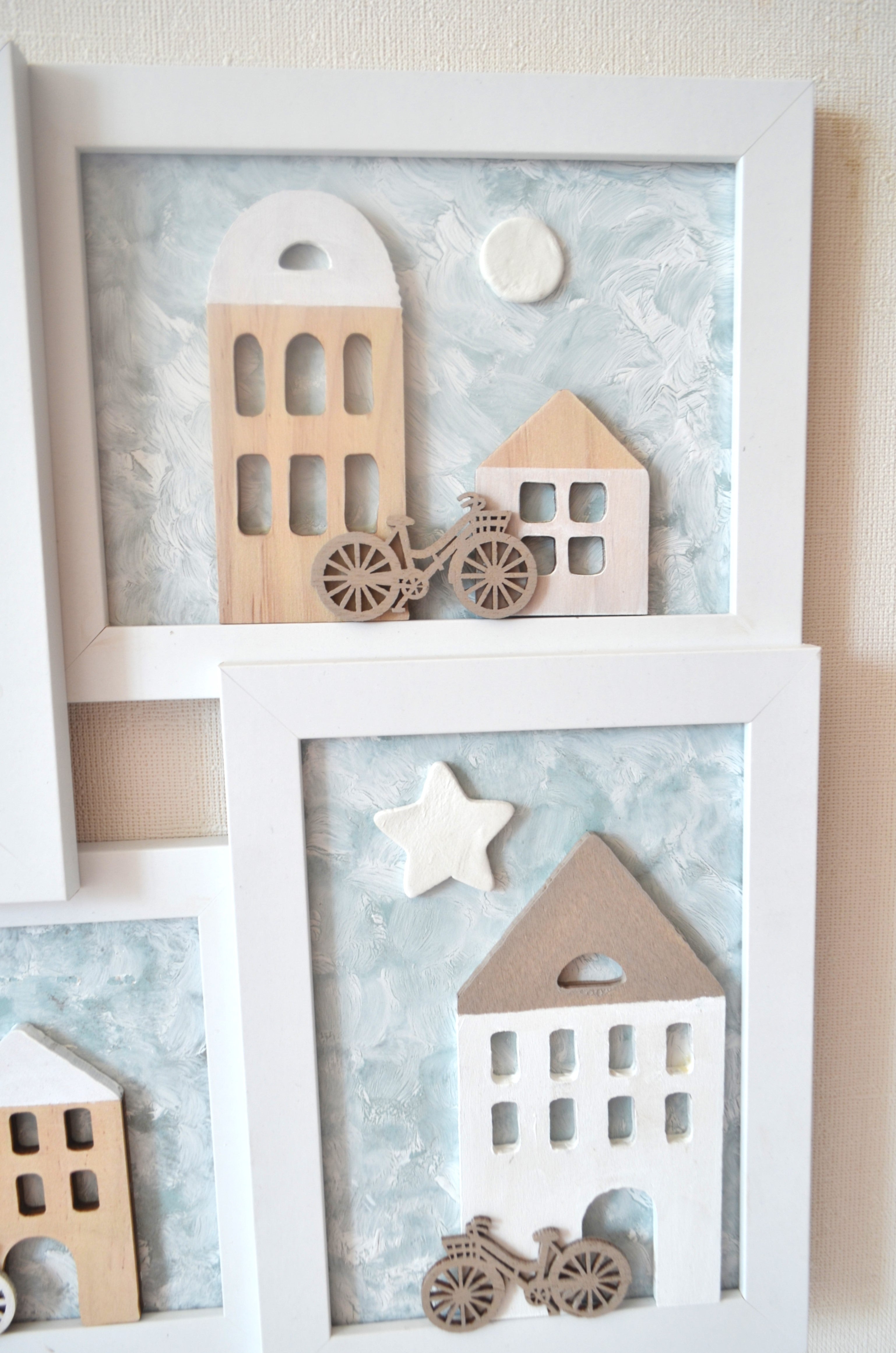 Detalle cuadro infantil con  Casitas de madera técnica decapado Lily Garden & deco