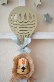 Detalle cuadro infantil con forma de ventana con león y globo aerostático Lily Garden  deco