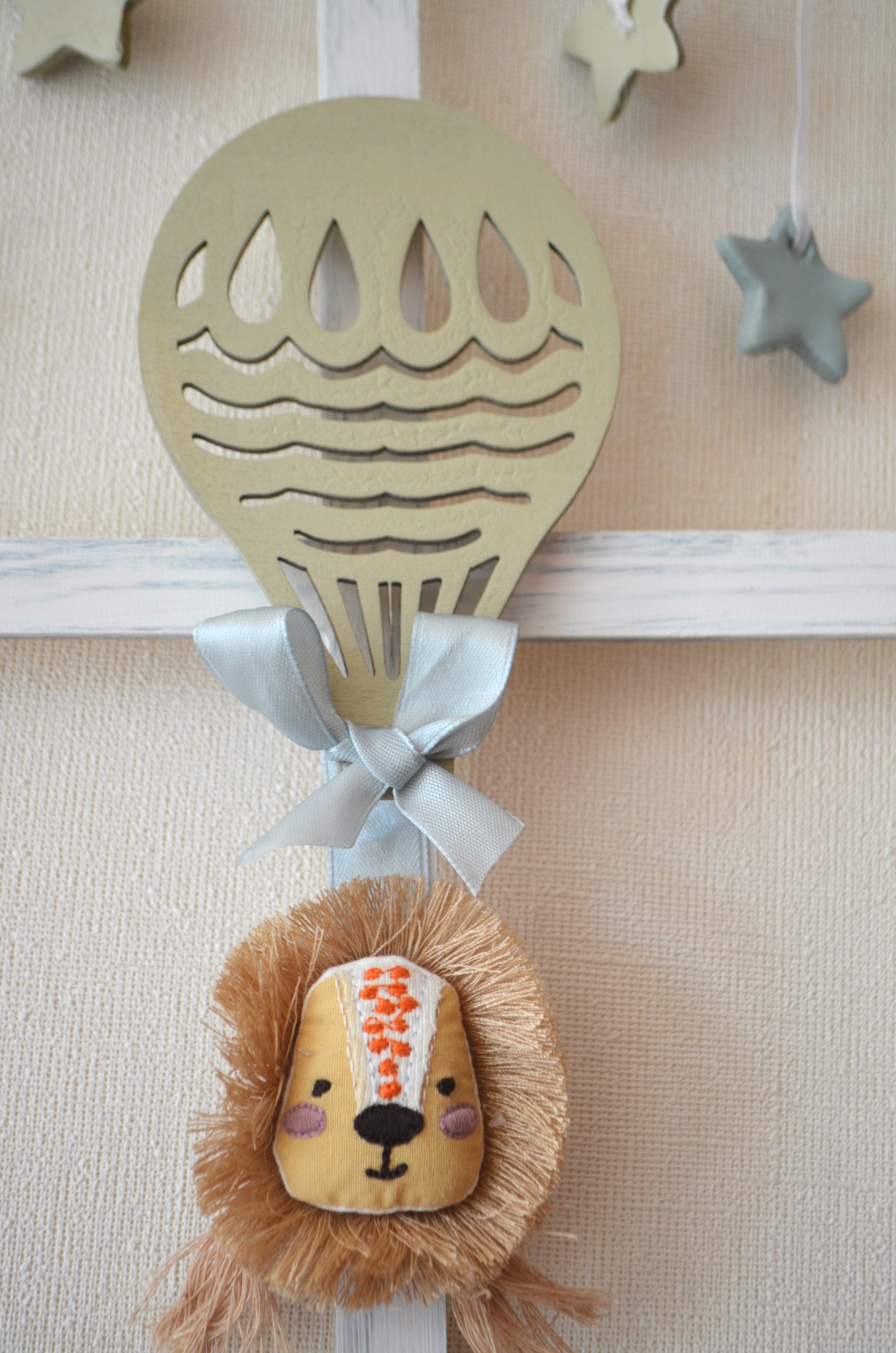Detalle cuadro infantil con forma de ventana con león y globo aerostático Lily Garden  deco