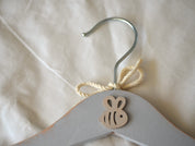 Detalle de Abejita en perchero infantil  de madera gris estilo vintage Lily Garden & deco