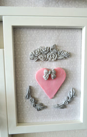 Detalle de Cuadro collage de diseño exclusivo Lily Garden & deco con  corazones en cerámica y fondo de tela.