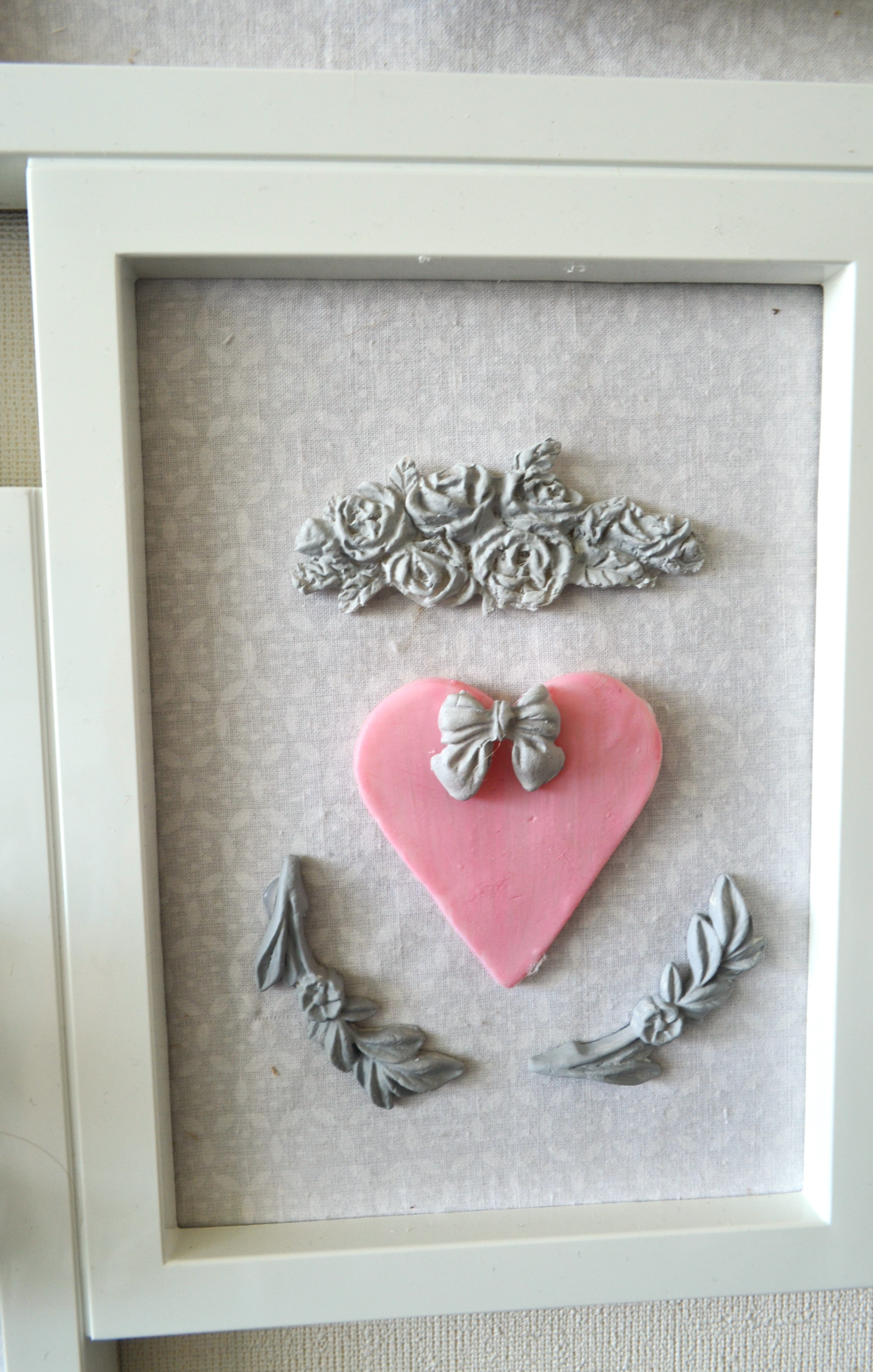 Detalle de Cuadro collage de diseño exclusivo Lily Garden & deco con  corazones en cerámica y fondo de tela.