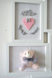 Detalle de Cuadro collage de diseño romántico exclusivo Lily Garden & deco con  corazones en cerámica ,osito de peluche fondo de tela