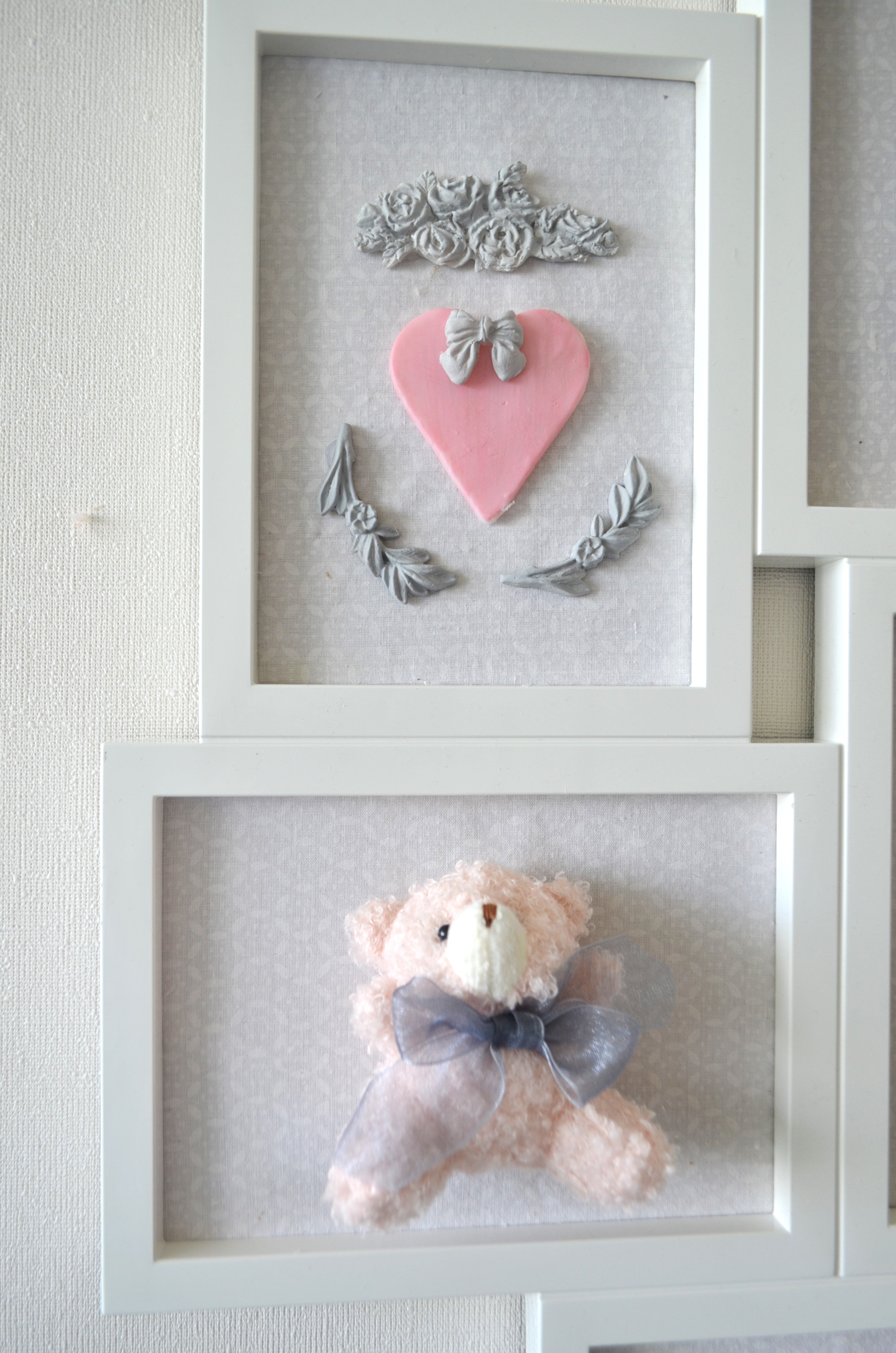 Detalle de Cuadro collage de diseño romántico exclusivo Lily Garden & deco con  corazones en cerámica ,osito de peluche fondo de tela